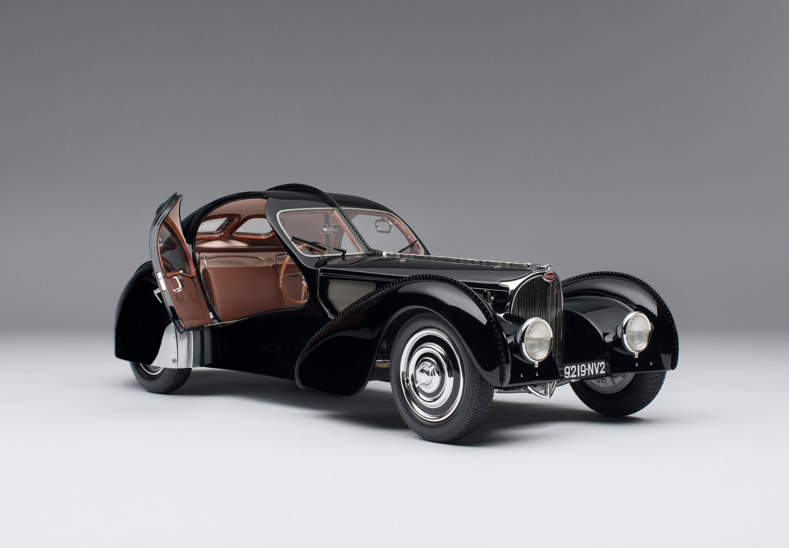 Amalgam Bugatti Type 57SC Atlantic "La Voiture Noire" (1936) - Schwarz | 1:8 - Imagen 5