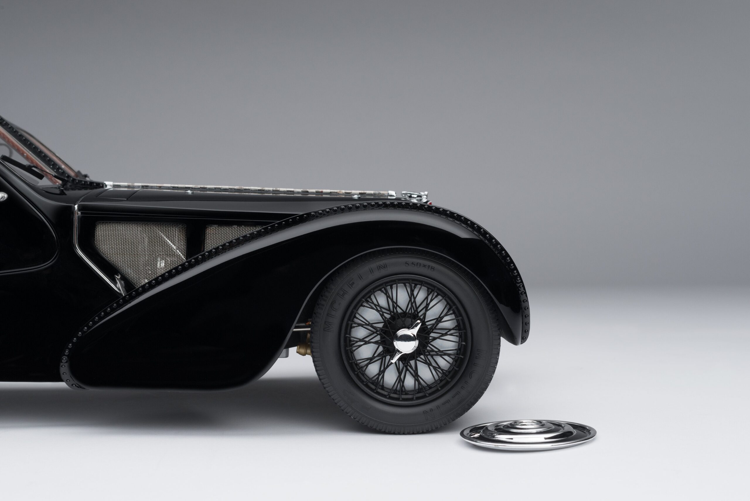 Amalgam Bugatti Type 57SC Atlantic "La Voiture Noire" (1936) - Schwarz | 1:8 - Imagen 13
