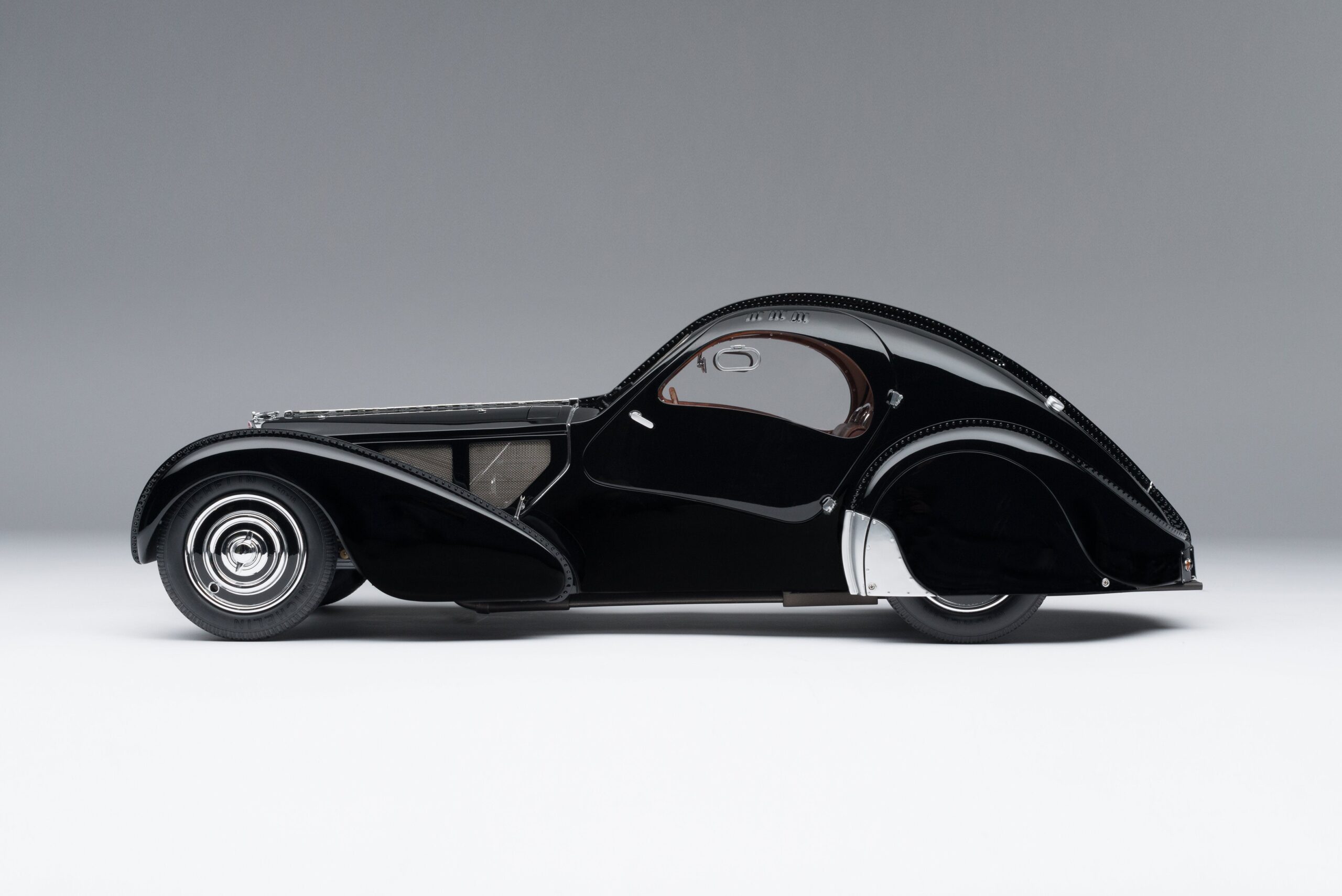 Amalgam Bugatti Type 57SC Atlantic "La Voiture Noire" (1936) - Schwarz | 1:8 - Imagen 11