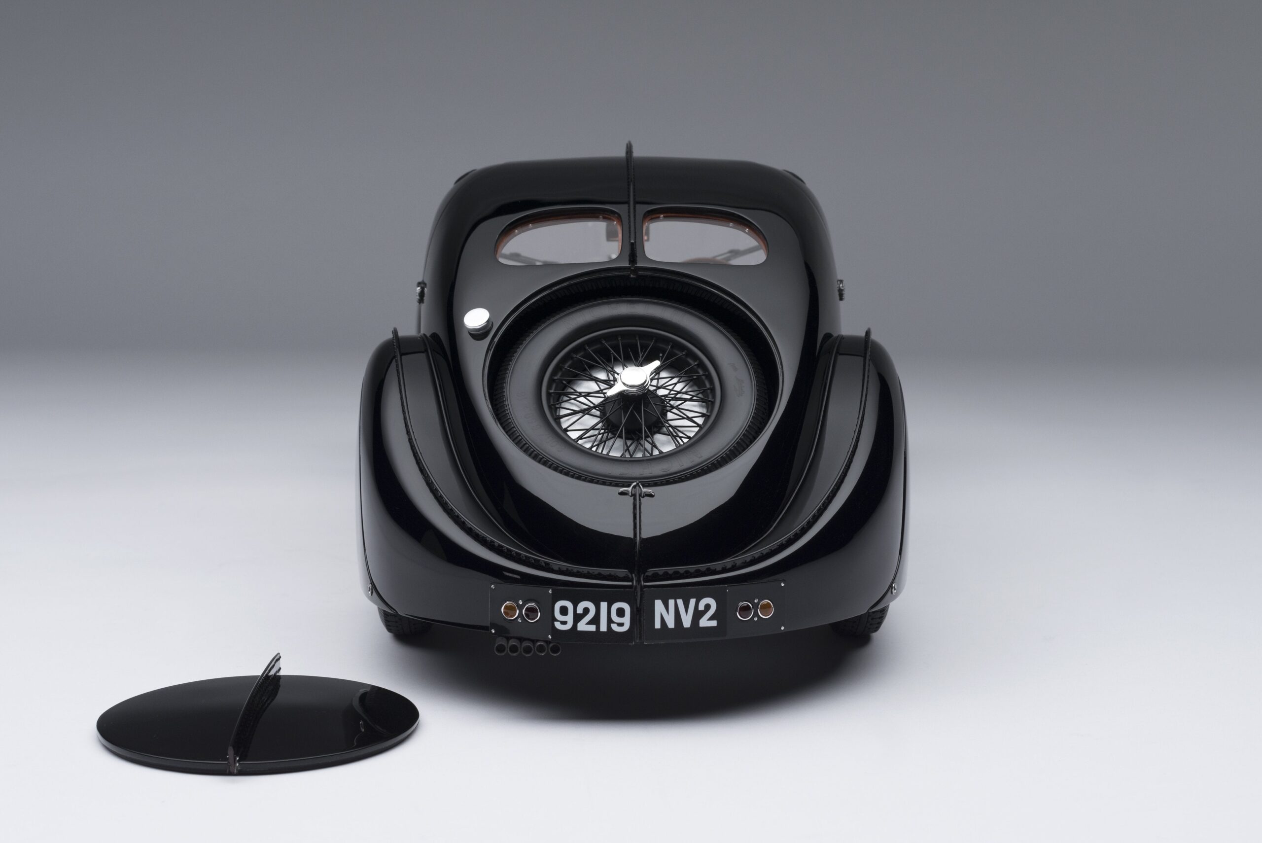 Amalgam Bugatti Type 57SC Atlantic "La Voiture Noire" (1936) - Schwarz | 1:8 - Imagen 6