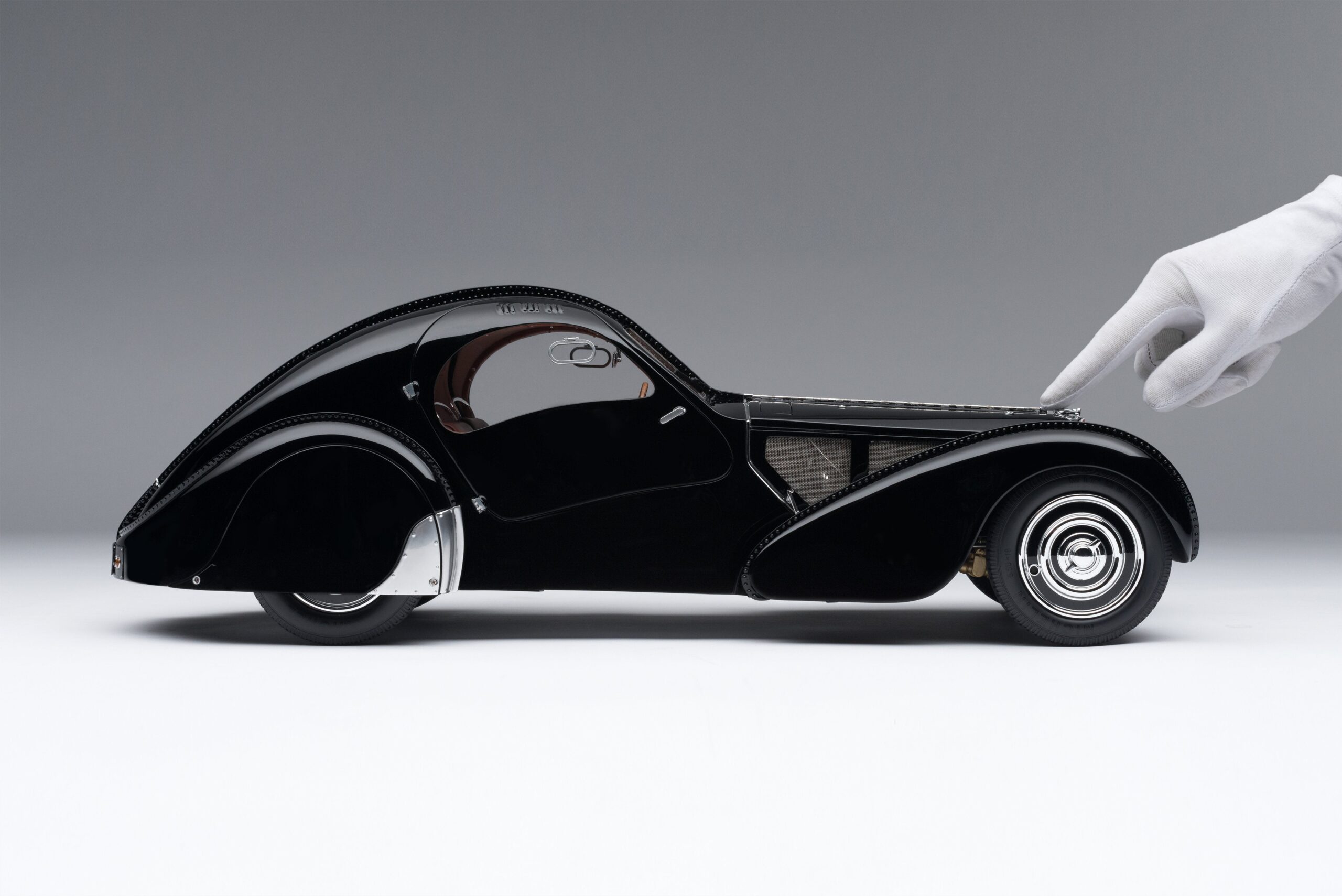 Amalgam Bugatti Type 57SC Atlantic "La Voiture Noire" (1936) - Schwarz | 1:8 - Imagen 3