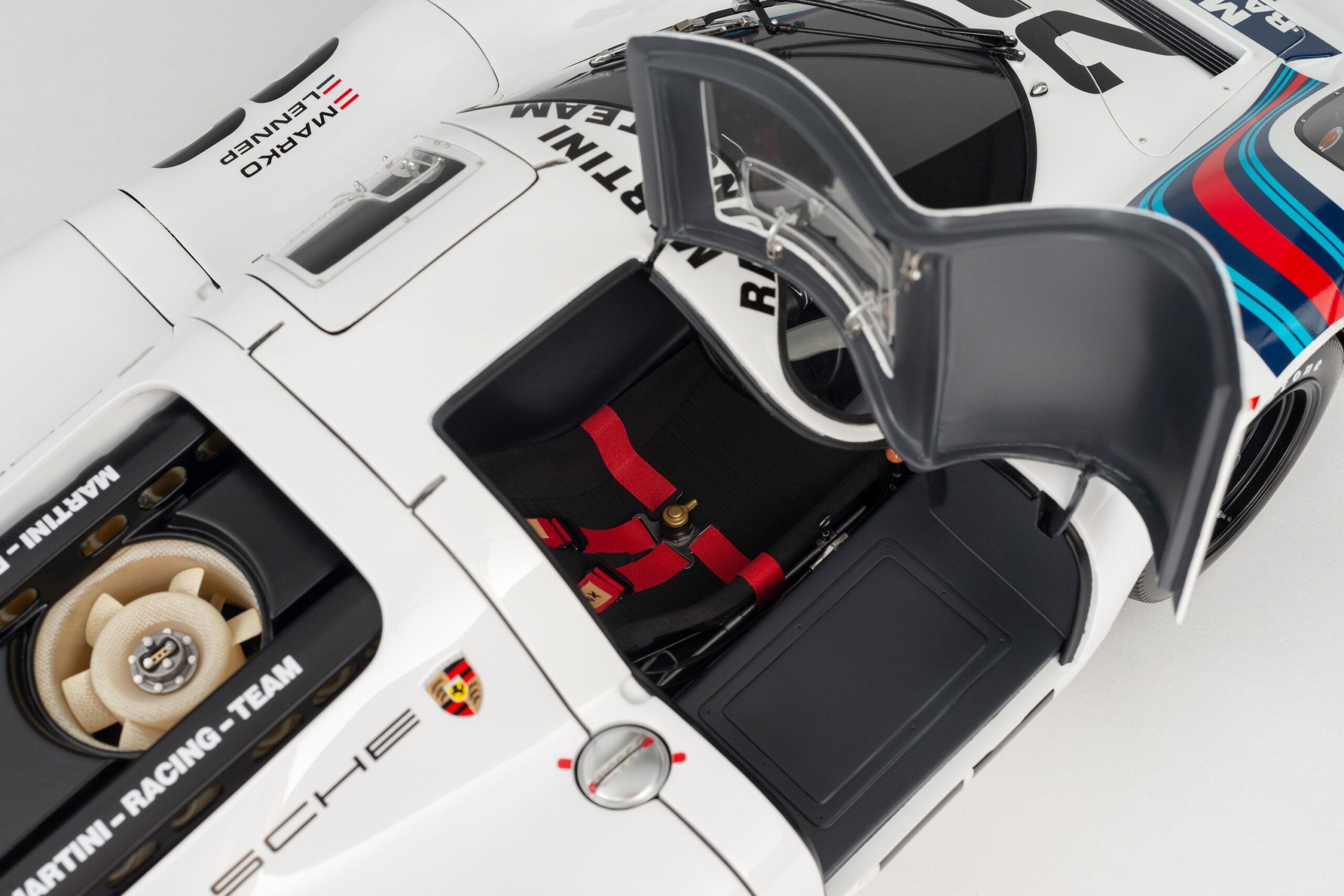 Amalgam Porsche 917 KH 1971 Le Mans Winner Martini Livery - Weiß | 1:8 - Image 4