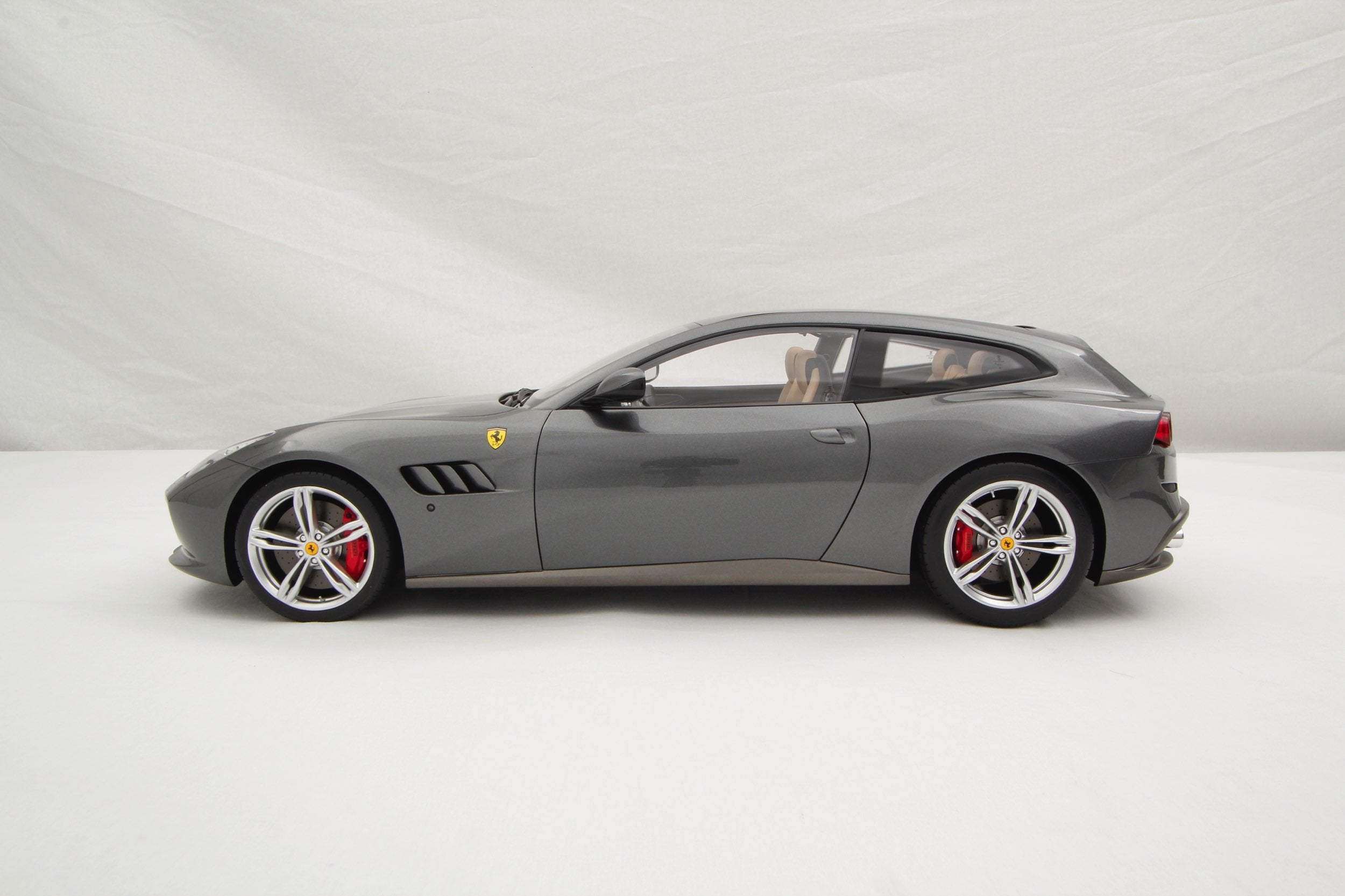 Amalgam Ferrari GTC4Lusso (2016) - Rot | 1:8 - 画像18