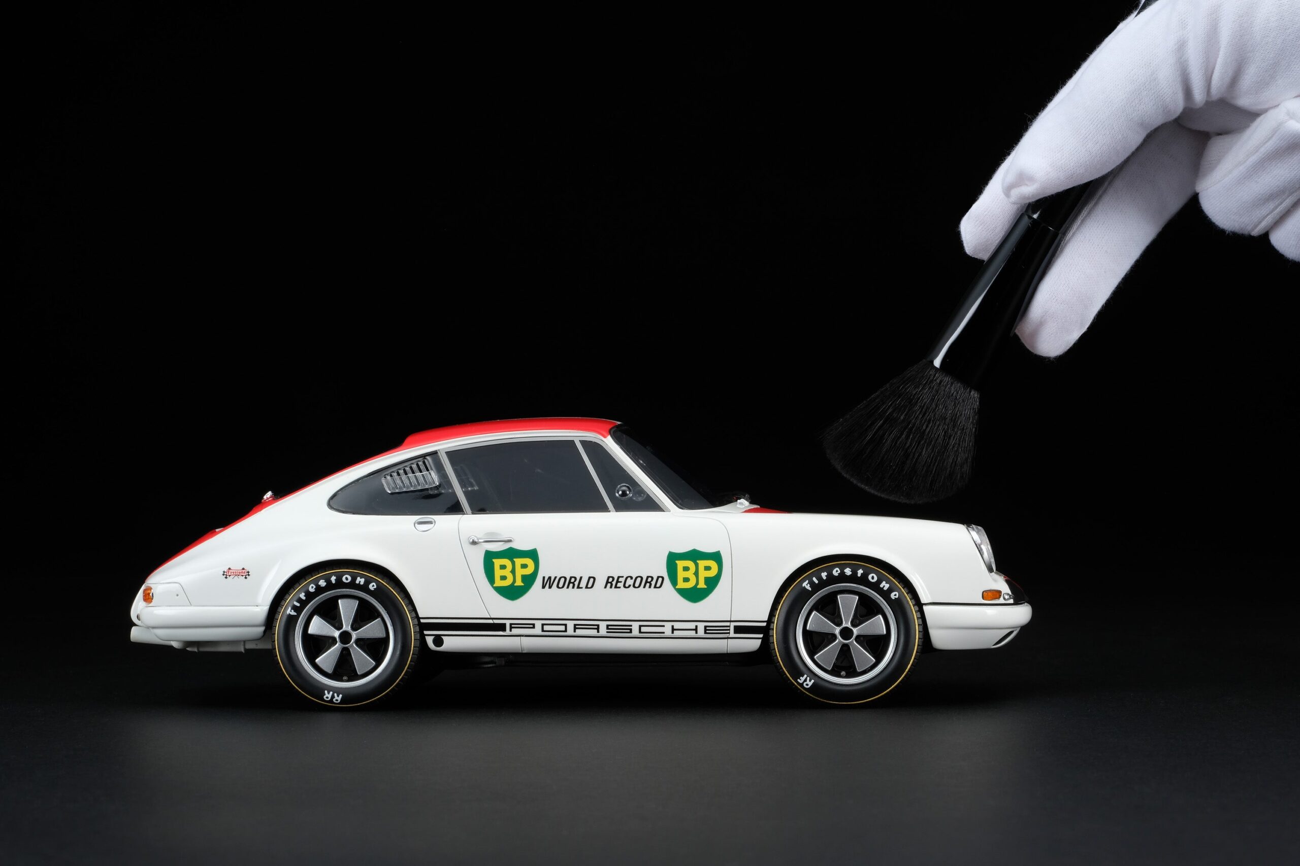 Amalgam Porsche 911 R 1967 BP World Record - Weiß | 1:18 - Image 3