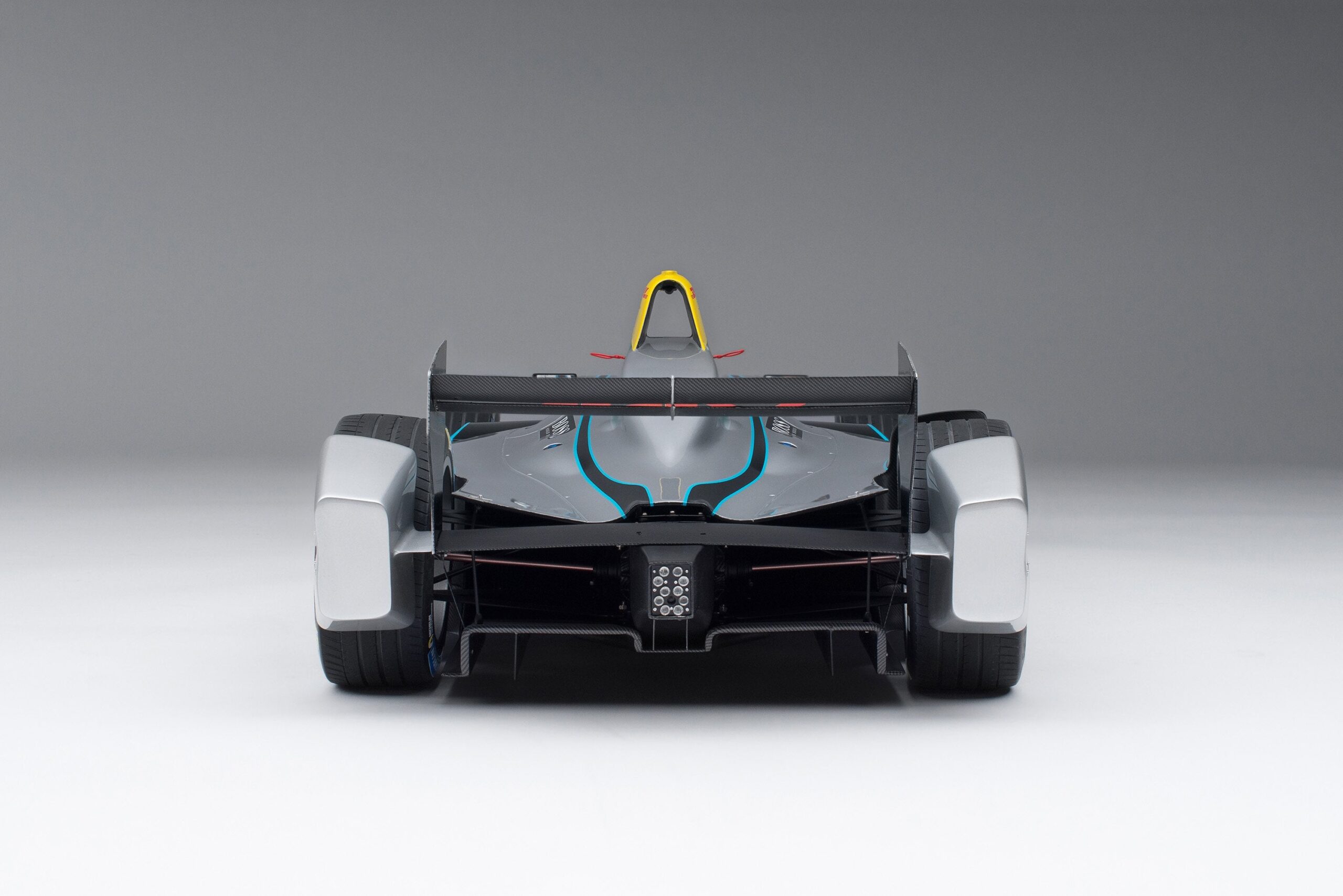 Amalgam Spark-Renault SRT_01E Gen1 Season 4 Show Car (2017) - Silber | 1:8 - Image 11