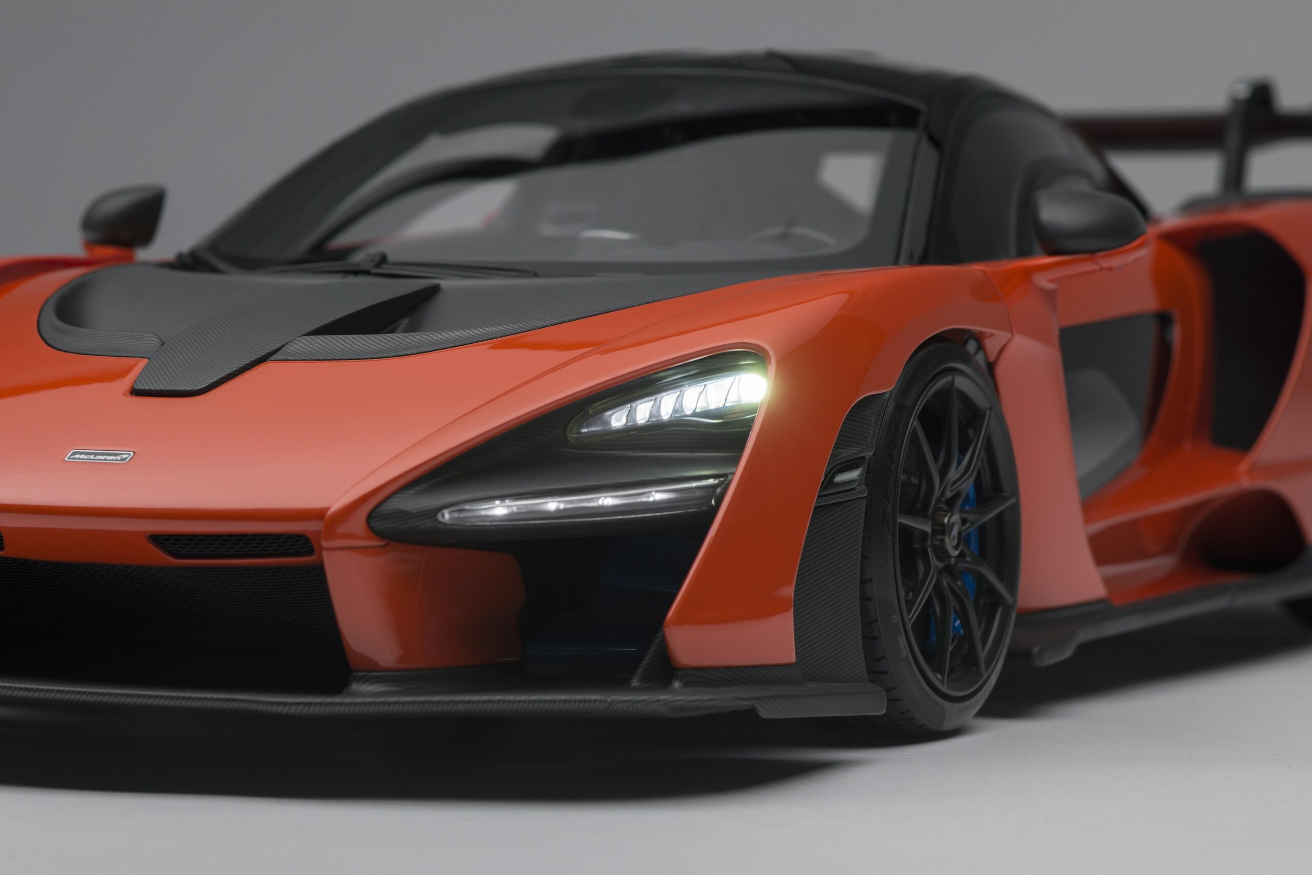 Amalgam McLaren Senna (2018) mit Beleuchtung und elektrischen Türen | 1:8 - Image 5