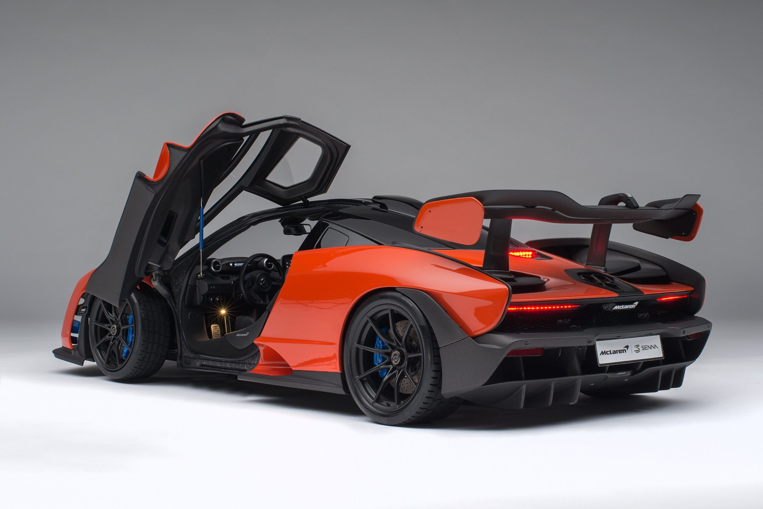 Amalgam McLaren Senna (2018) mit Beleuchtung und elektrischen Türen | 1:8 - Image 10
