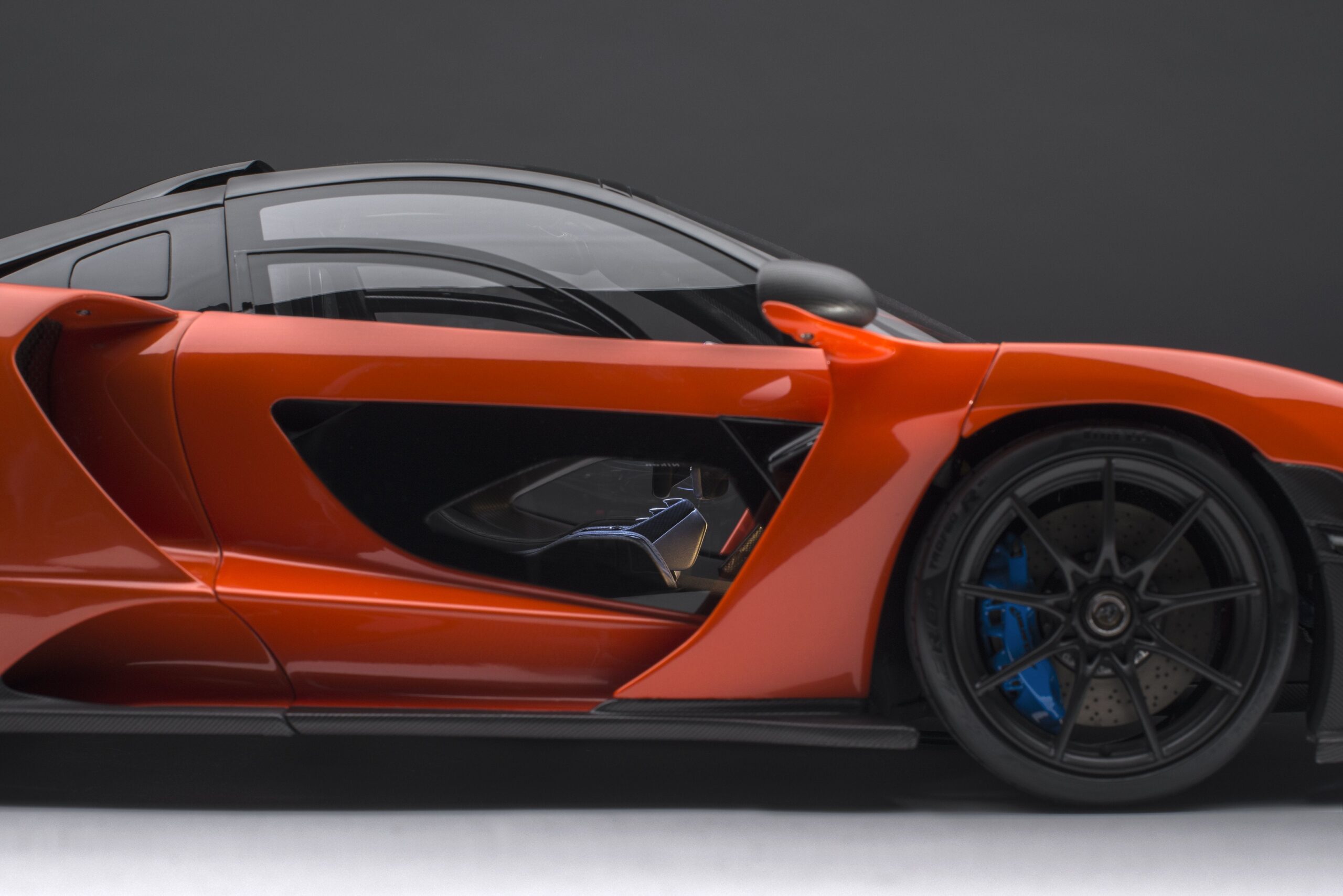 Amalgam McLaren Senna (2018) mit Beleuchtung und elektrischen Türen | 1:8 - Image 13