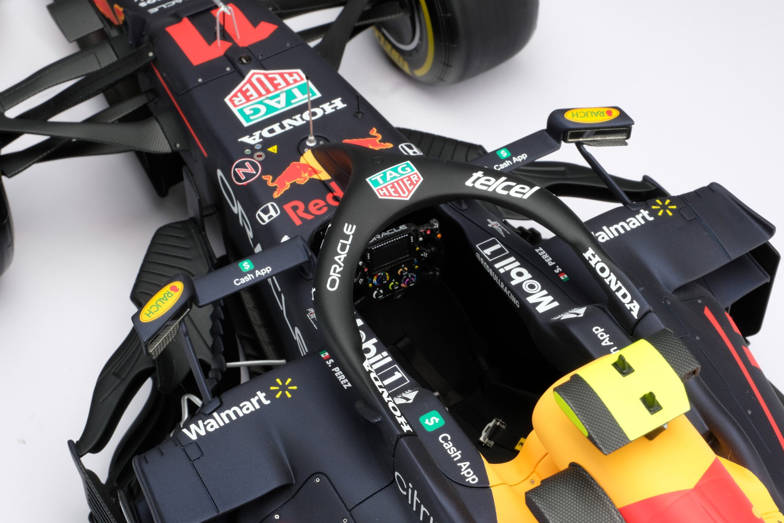 Amalgam Red Bull Racing Honda RB16B 2021 Baku Grand Prix Sergio Pérez | 1:8 - Imagen 8