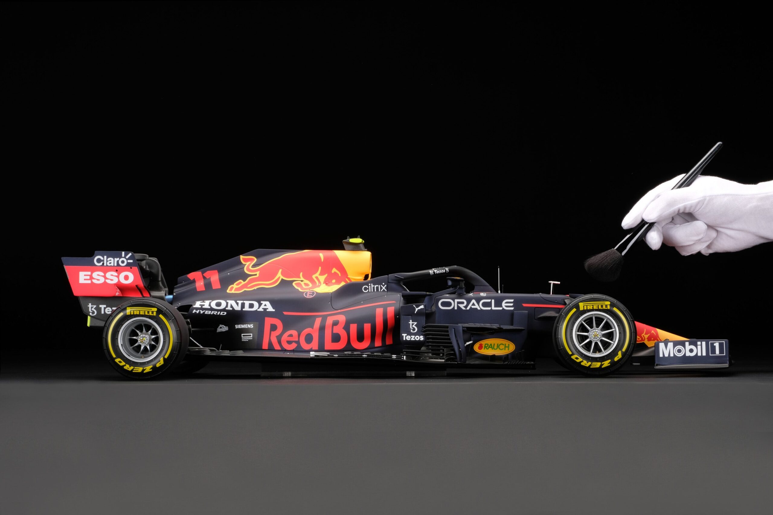Amalgam Red Bull Racing Honda RB16B 2021 Baku Grand Prix Sergio Pérez | 1:8 - Imagen 3