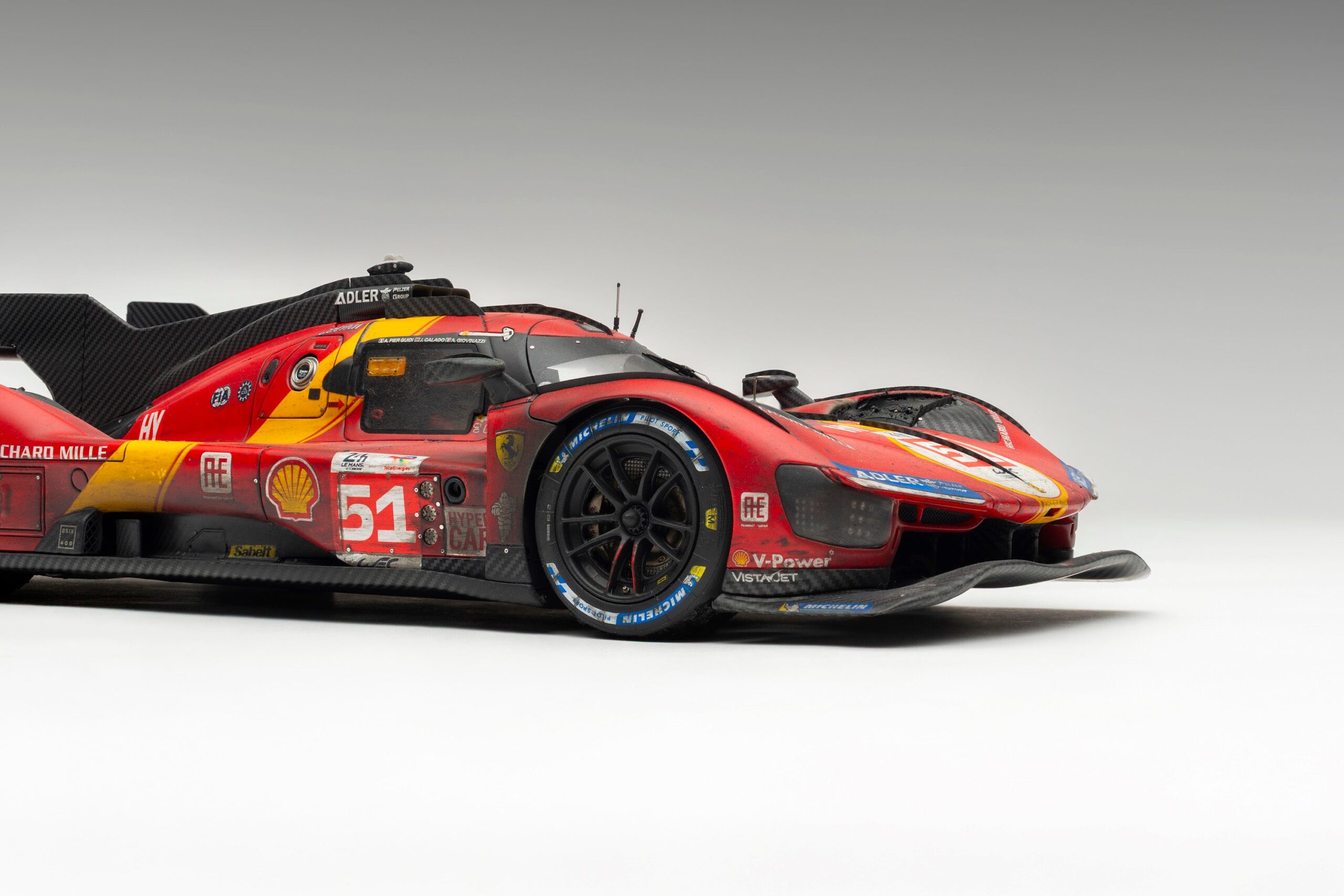 Amalgam Ferrari 499P 2023 Le Mans Winner (Race Weathered) - Rot | 1:18 - 画像6