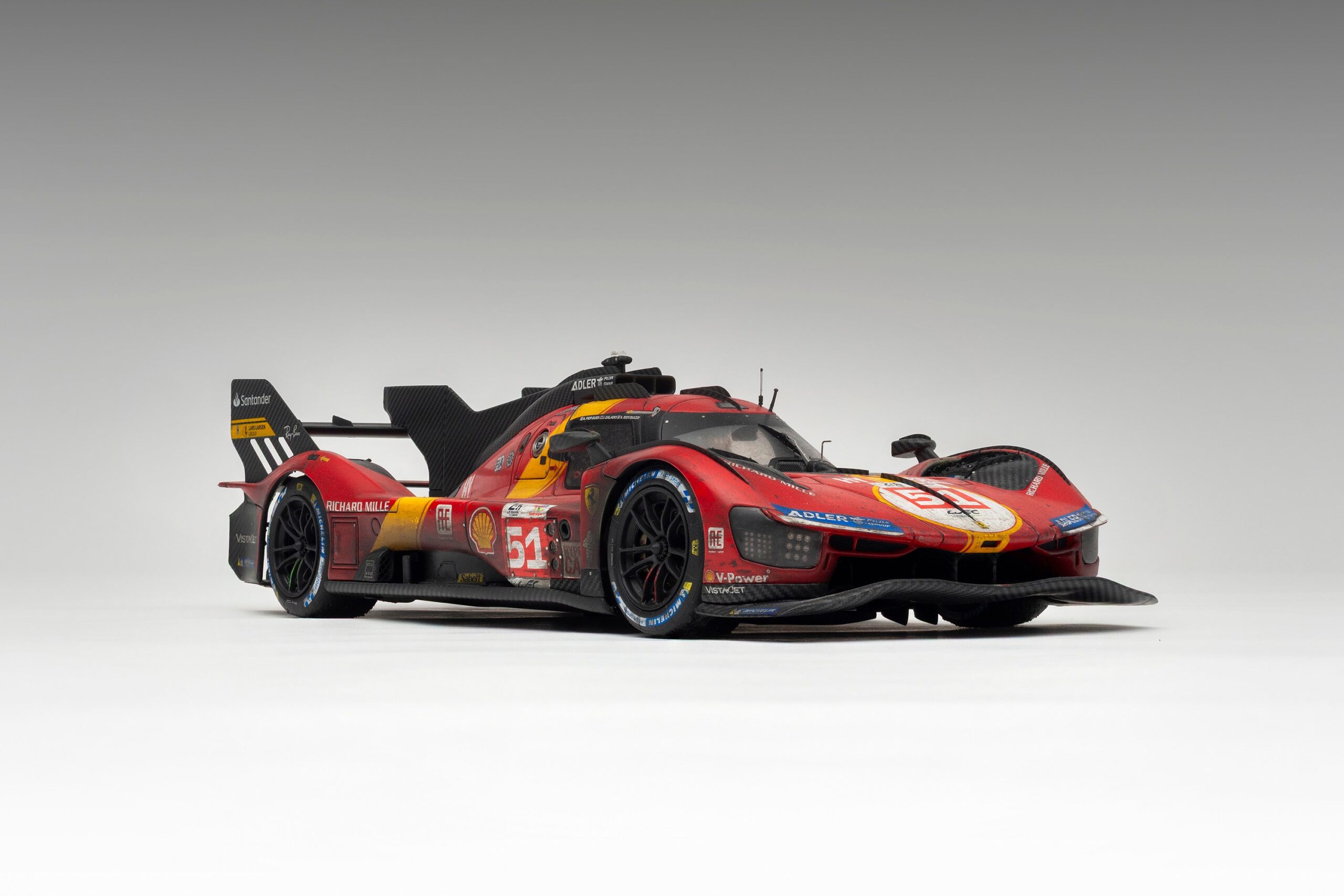 Amalgam Ferrari 499P 2023 Le Mans Winner (Race Weathered) - Rot | 1:18 - 画像5