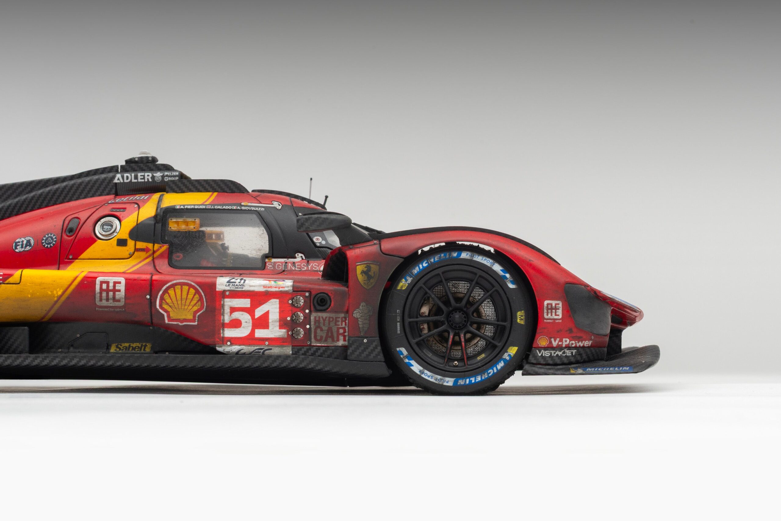 Amalgam Ferrari 499P 2023 Le Mans Winner (Race Weathered) - Rot | 1:18 - 画像10