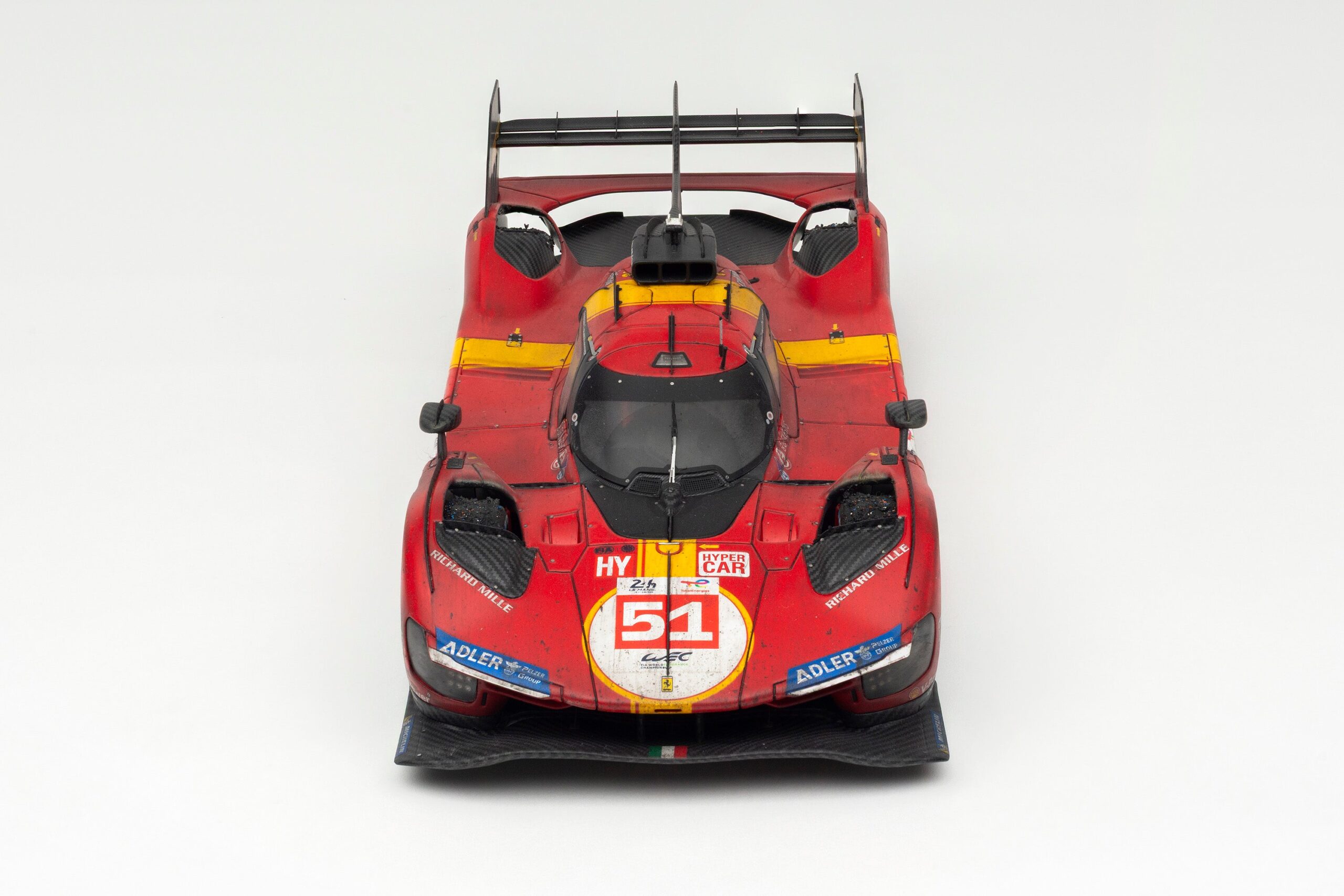 Amalgam Ferrari 499P 2023 Le Mans Winner (Race Weathered) - Rot | 1:18 - 画像9