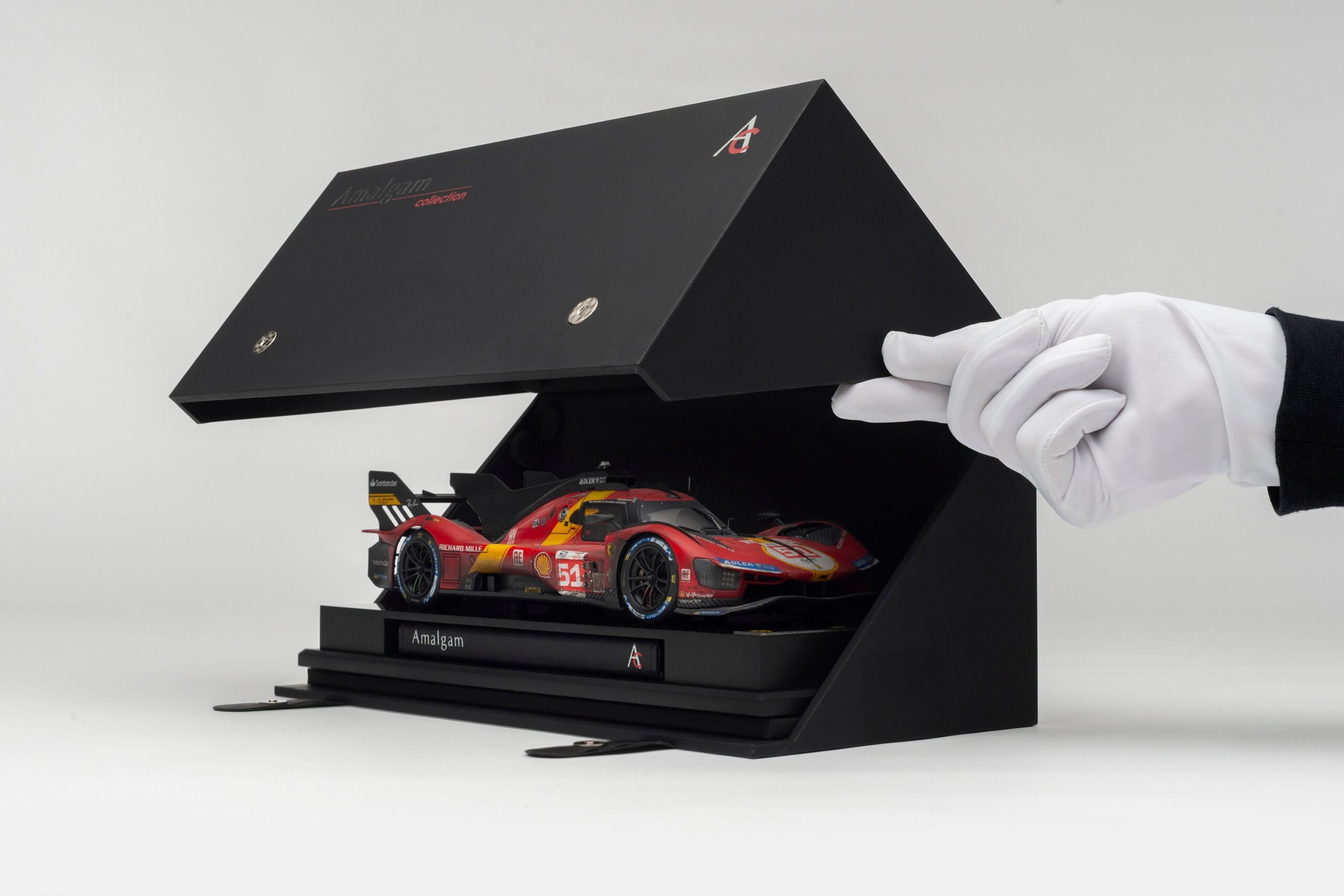 Amalgam Ferrari 499P 2023 Le Mans Winner (Race Weathered) - Rot | 1:18 - 画像14