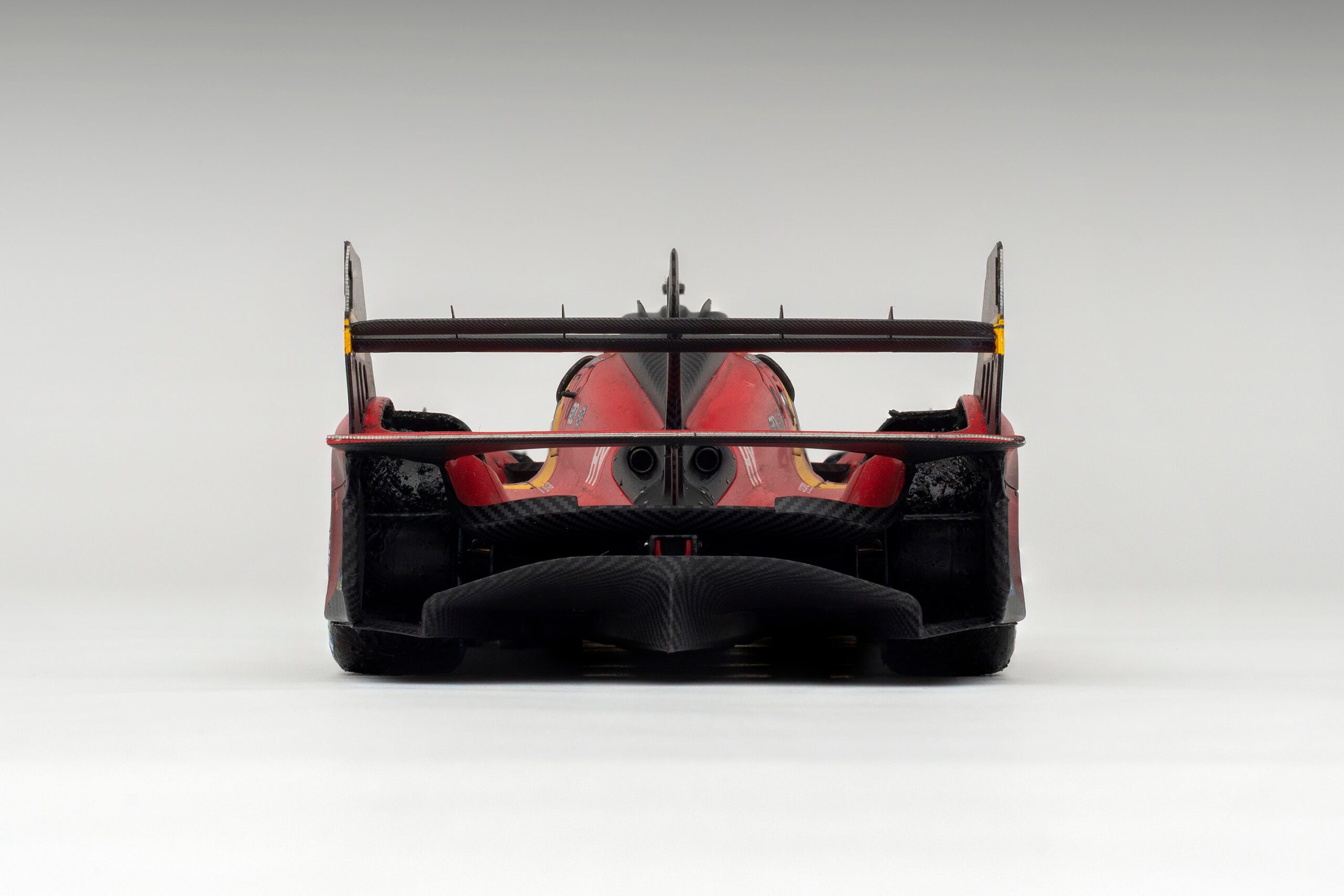 Amalgam Ferrari 499P 2023 Le Mans Winner (Race Weathered) - Rot | 1:18 - 画像12