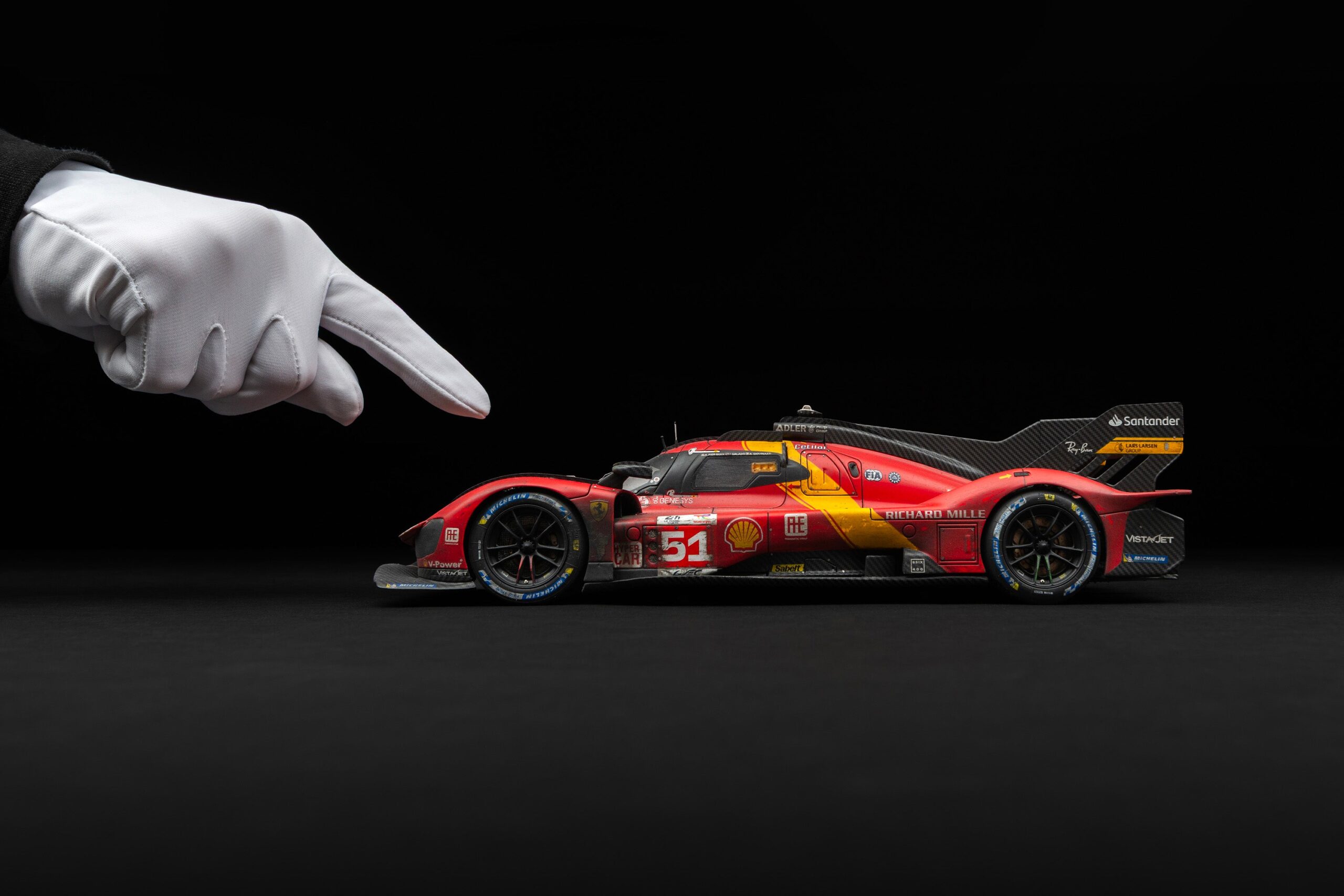 Amalgam Ferrari 499P 2023 Le Mans Winner (Race Weathered) - Rot | 1:18 - 画像3