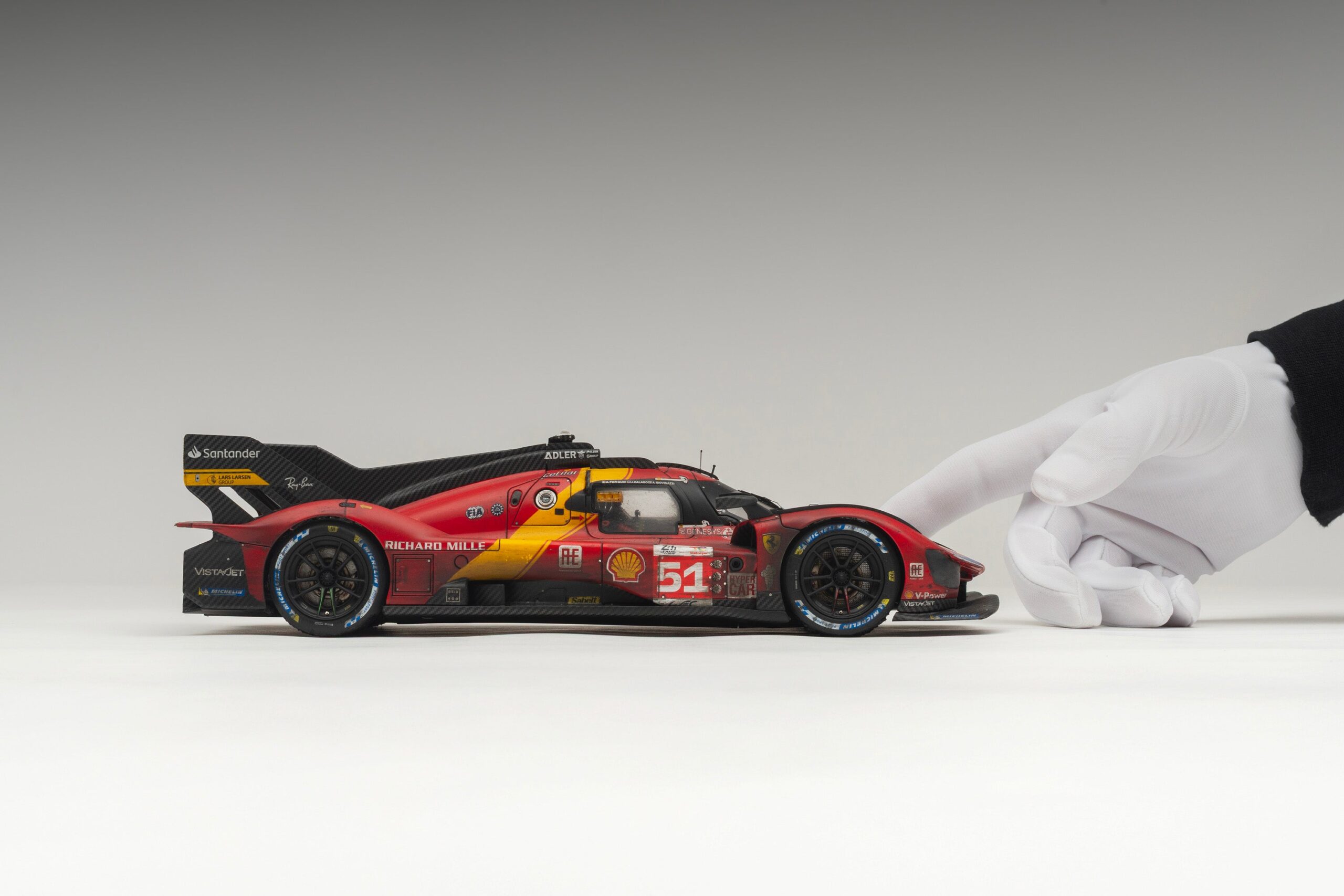 Amalgam Ferrari 499P 2023 Le Mans Winner (Race Weathered) - Rot | 1:18 - 画像4