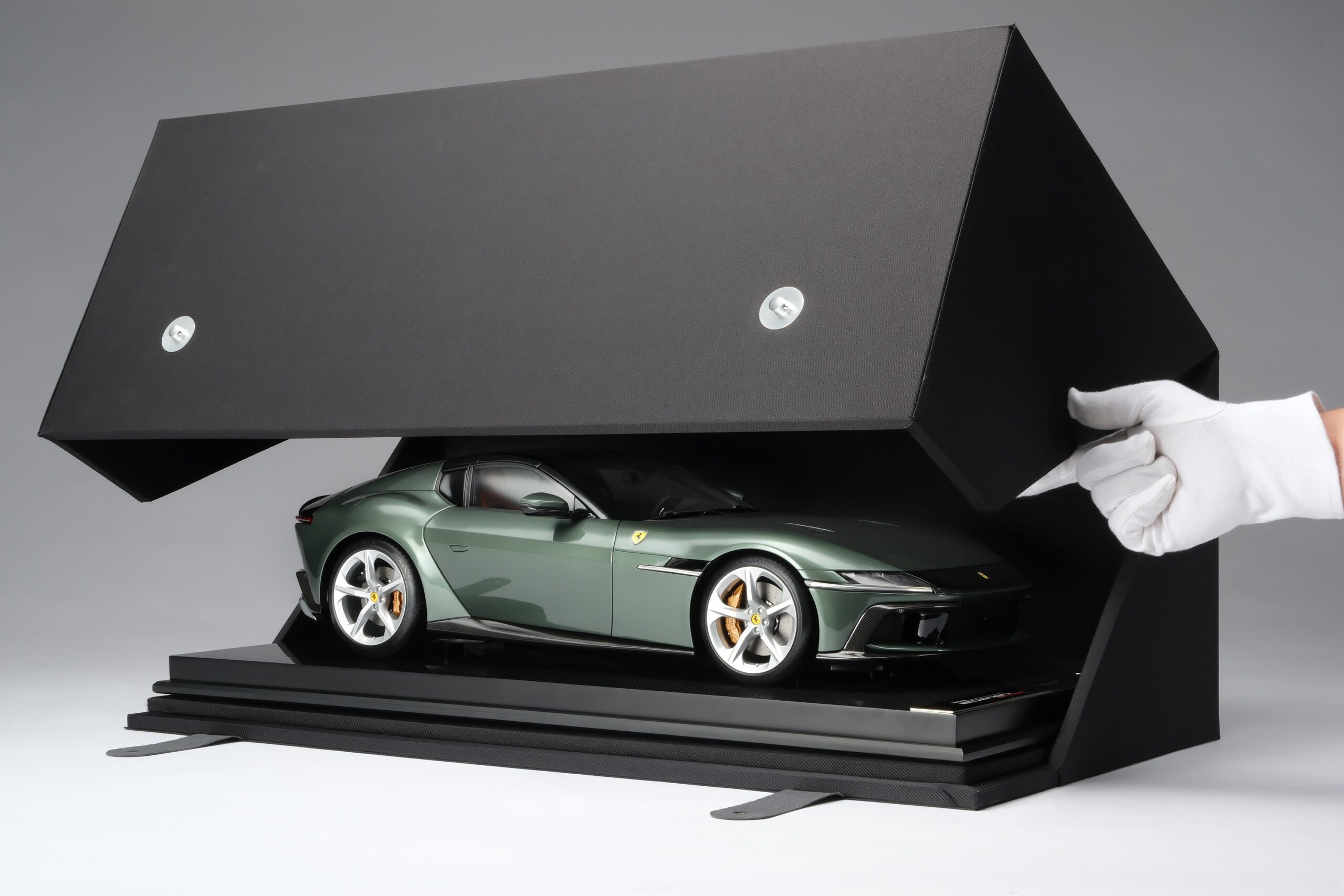 Amalgam Ferrari 12Cilindri Spider (2024) - Toskana-Grün | 1:8 - 画像23