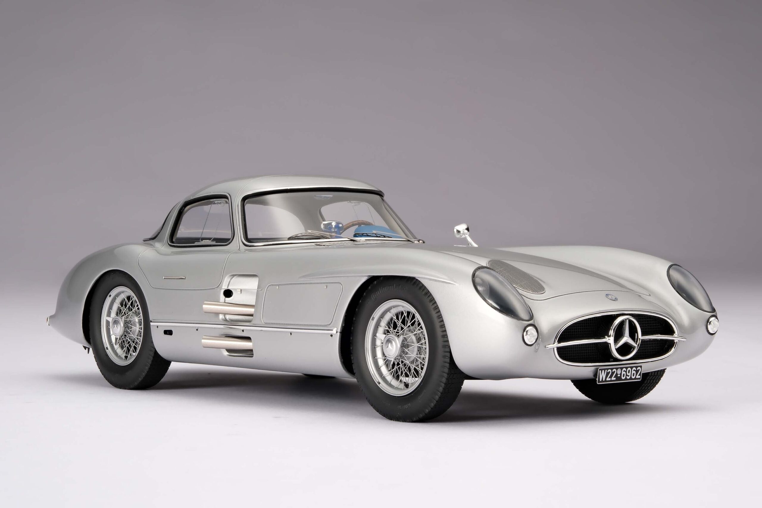 Amalgam Mercedes-Benz 300 SLR Uhlenhaut Coupé Chassis 00007/55 'The Blue' 1956 Test Drive - Silbergrau Metallic | 1:18 - Imagen 6
