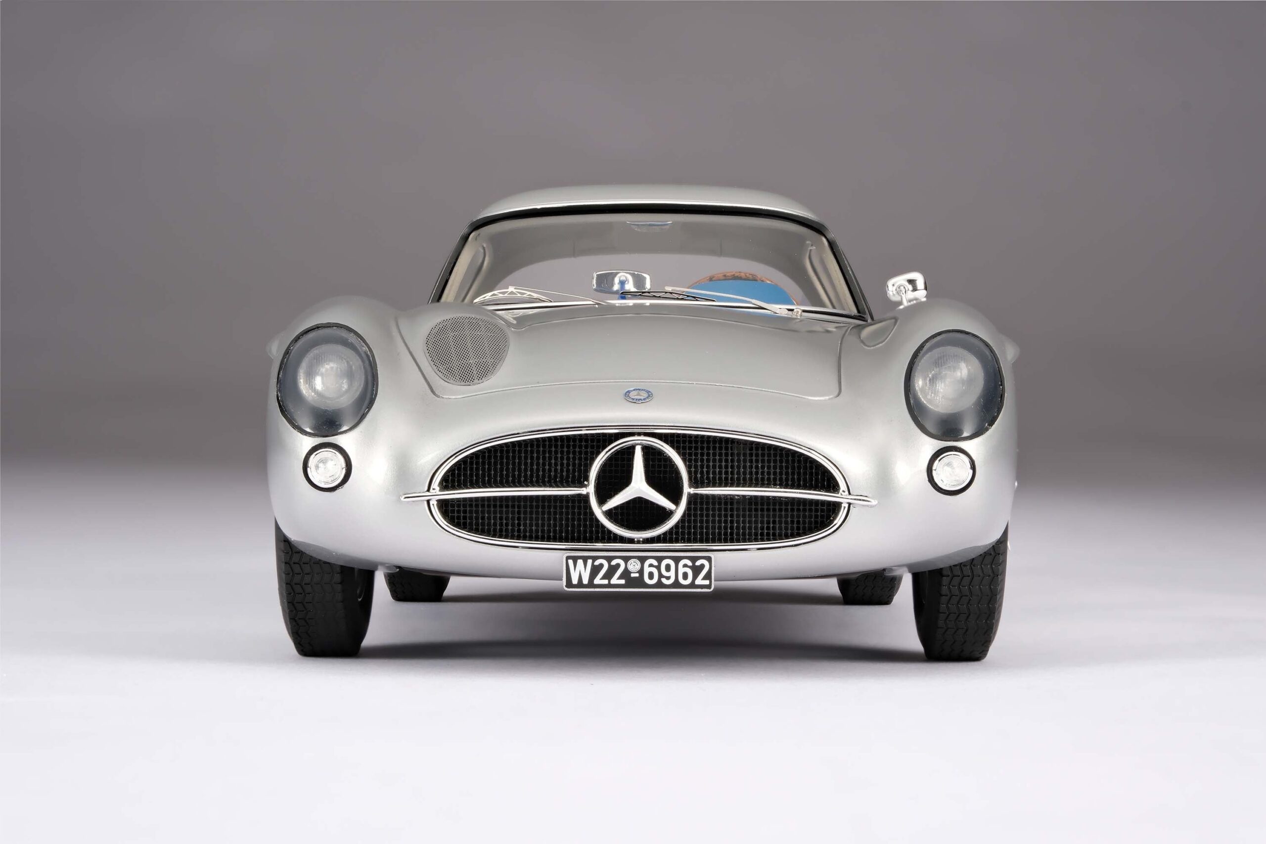 Amalgam Mercedes-Benz 300 SLR Uhlenhaut Coupé Chassis 00007/55 'The Blue' 1956 Test Drive - Silbergrau Metallic | 1:18 - Imagen 5