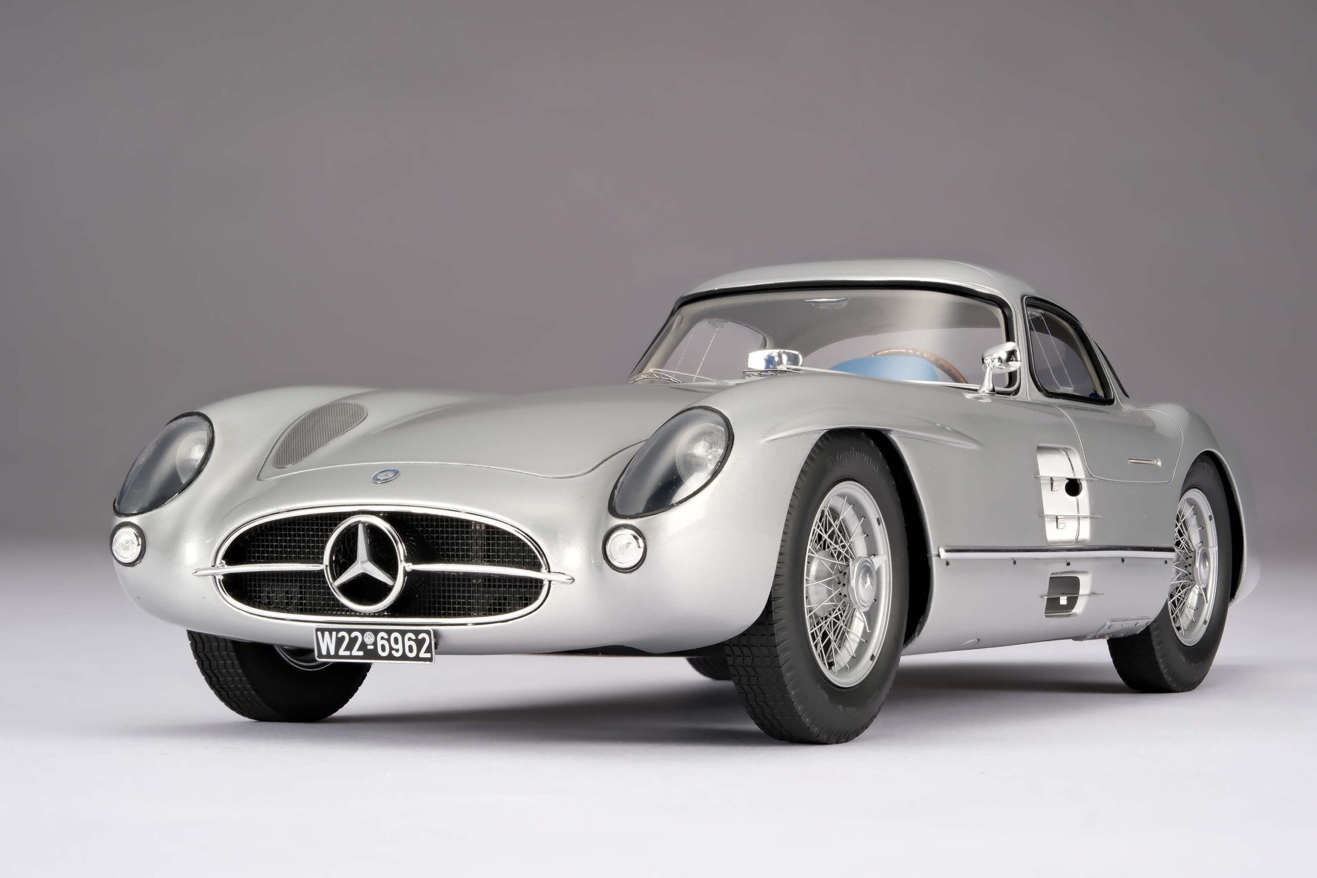 Amalgam Mercedes-Benz 300 SLR Uhlenhaut Coupé Chassis 00007/55 'The Blue' 1956 Test Drive - Silbergrau Metallic | 1:18 - Imagen 12