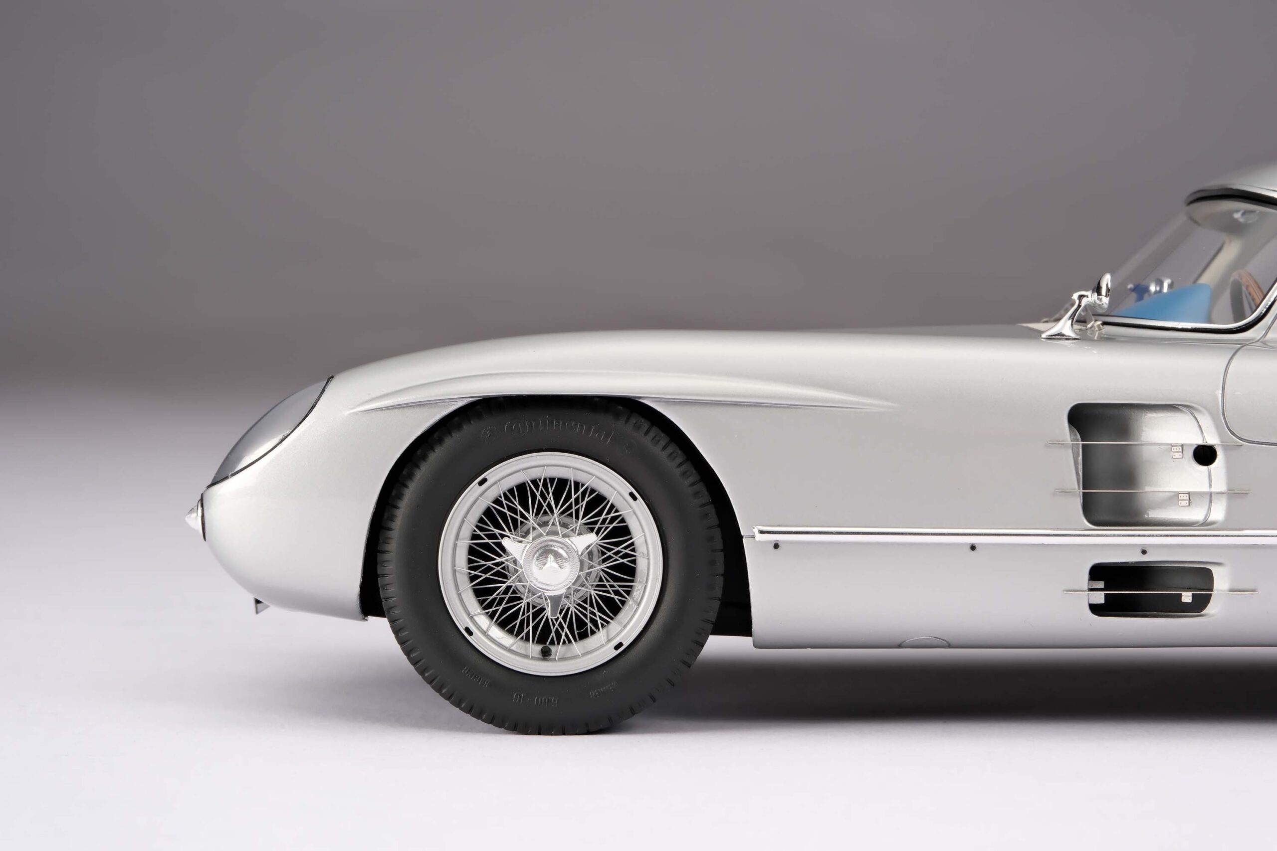Amalgam Mercedes-Benz 300 SLR Uhlenhaut Coupé Chassis 00007/55 'The Blue' 1956 Test Drive - Silbergrau Metallic | 1:18 - Imagen 16