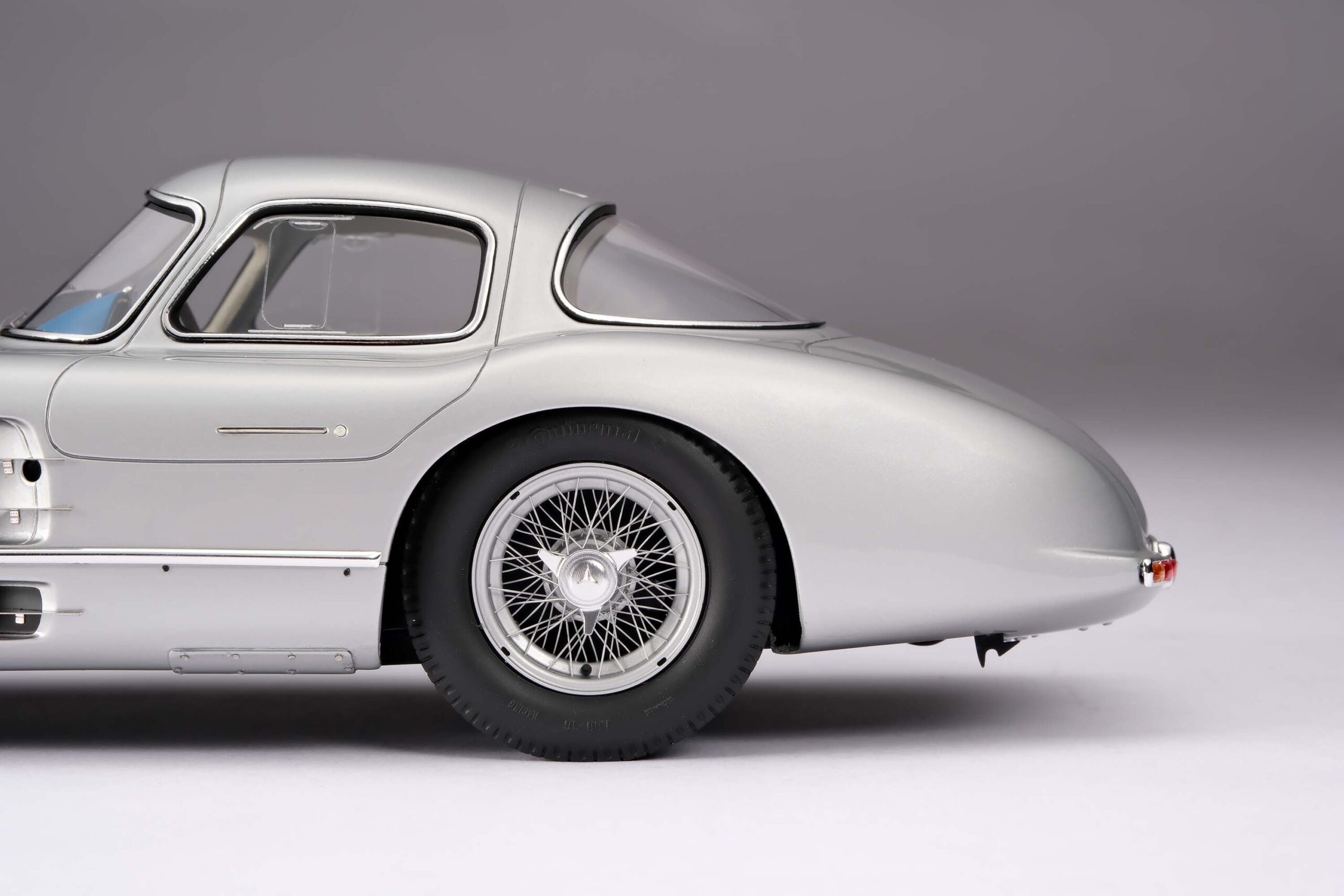 Amalgam Mercedes-Benz 300 SLR Uhlenhaut Coupé Chassis 00007/55 'The Blue' 1956 Test Drive - Silbergrau Metallic | 1:18 - Imagen 17