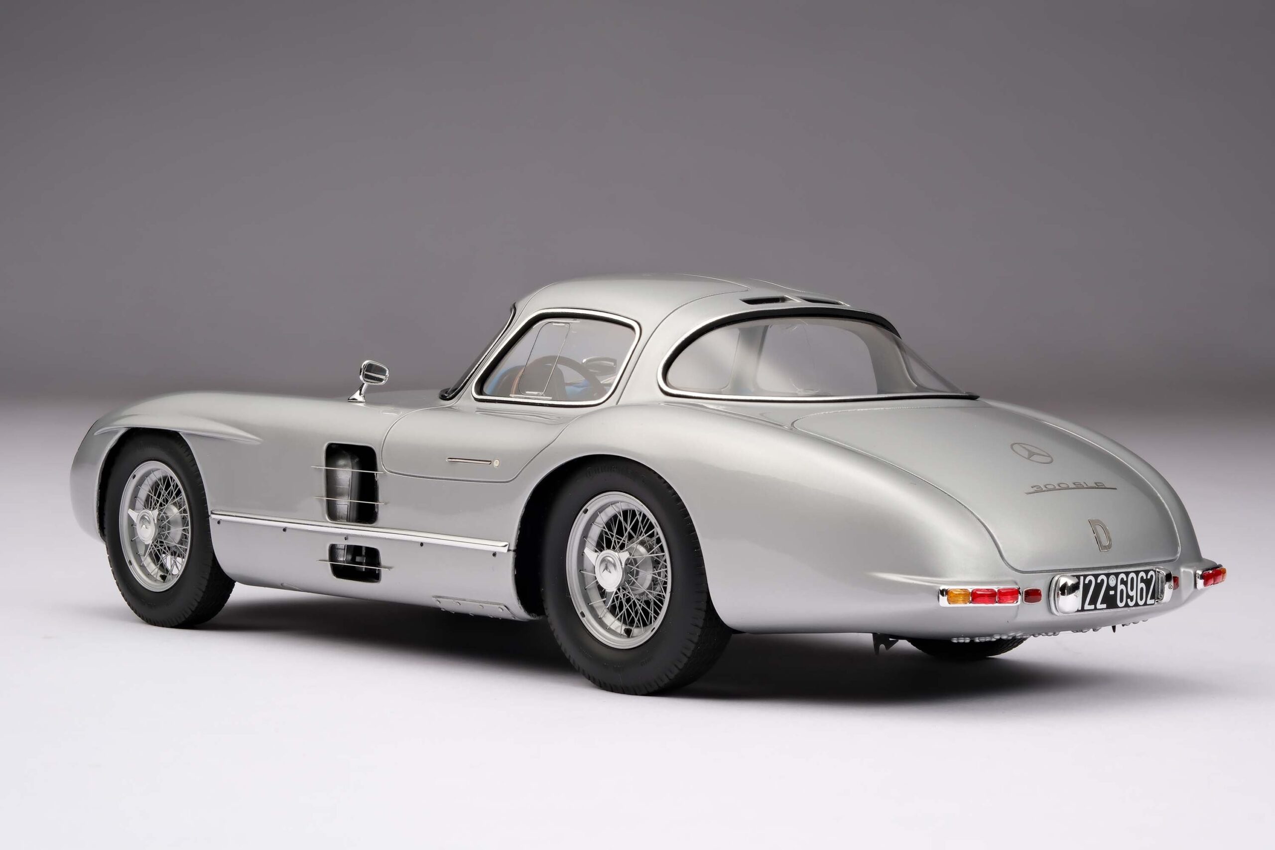 Amalgam Mercedes-Benz 300 SLR Uhlenhaut Coupé Chassis 00007/55 'The Blue' 1956 Test Drive - Silbergrau Metallic | 1:18 - Imagen 10