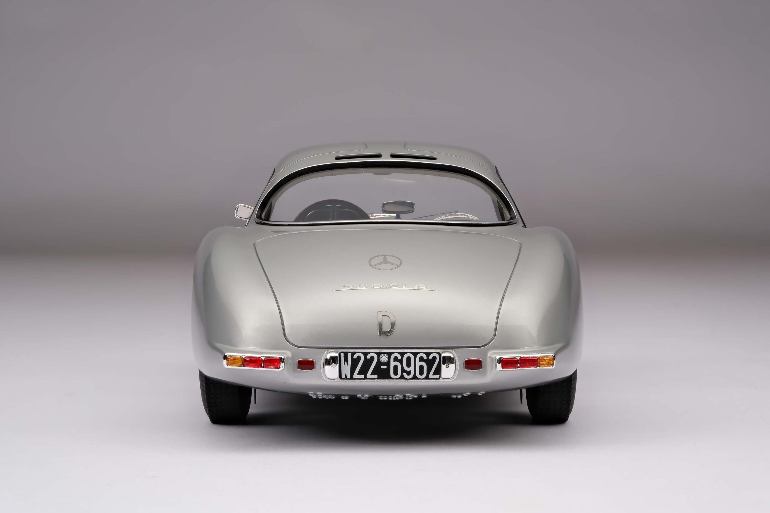 Amalgam Mercedes-Benz 300 SLR Uhlenhaut Coupé Chassis 00007/55 'The Blue' 1956 Test Drive - Silbergrau Metallic | 1:18 - Imagen 9