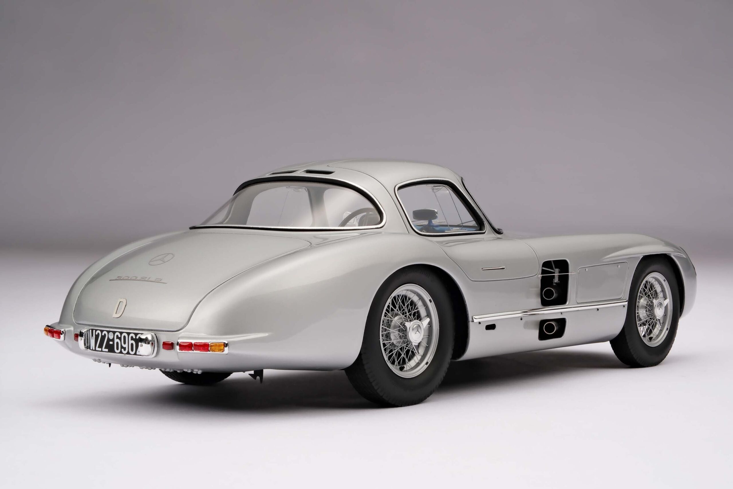 Amalgam Mercedes-Benz 300 SLR Uhlenhaut Coupé Chassis 00007/55 'The Blue' 1956 Test Drive - Silbergrau Metallic | 1:18 - Imagen 8