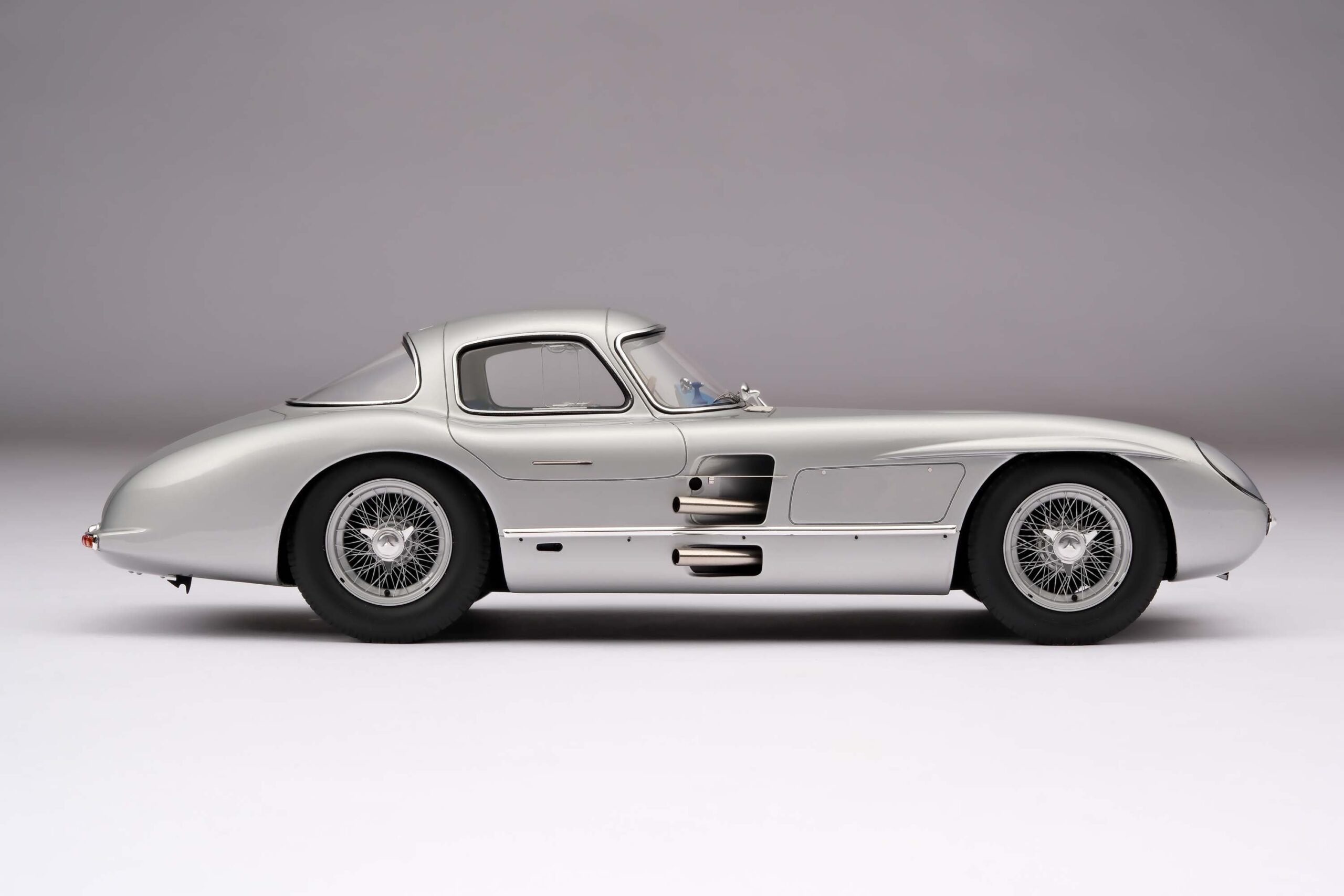Amalgam Mercedes-Benz 300 SLR Uhlenhaut Coupé Chassis 00007/55 'The Blue' 1956 Test Drive - Silbergrau Metallic | 1:18 - Imagen 7