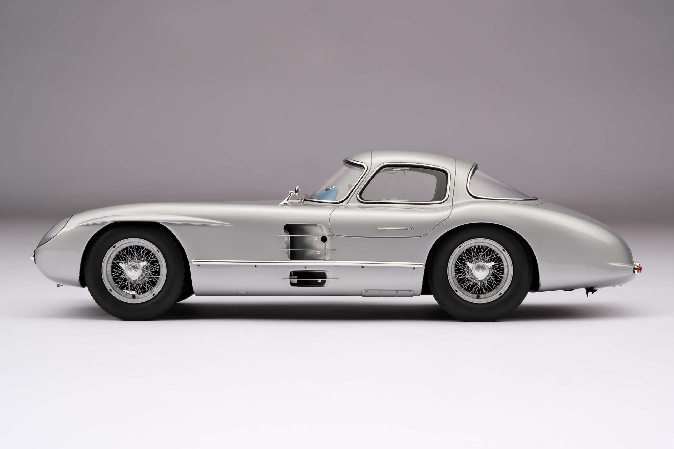 Amalgam Mercedes-Benz 300 SLR Uhlenhaut Coupé Chassis 00007/55 'The Blue' 1956 Test Drive - Silbergrau Metallic | 1:18 - Imagen 11