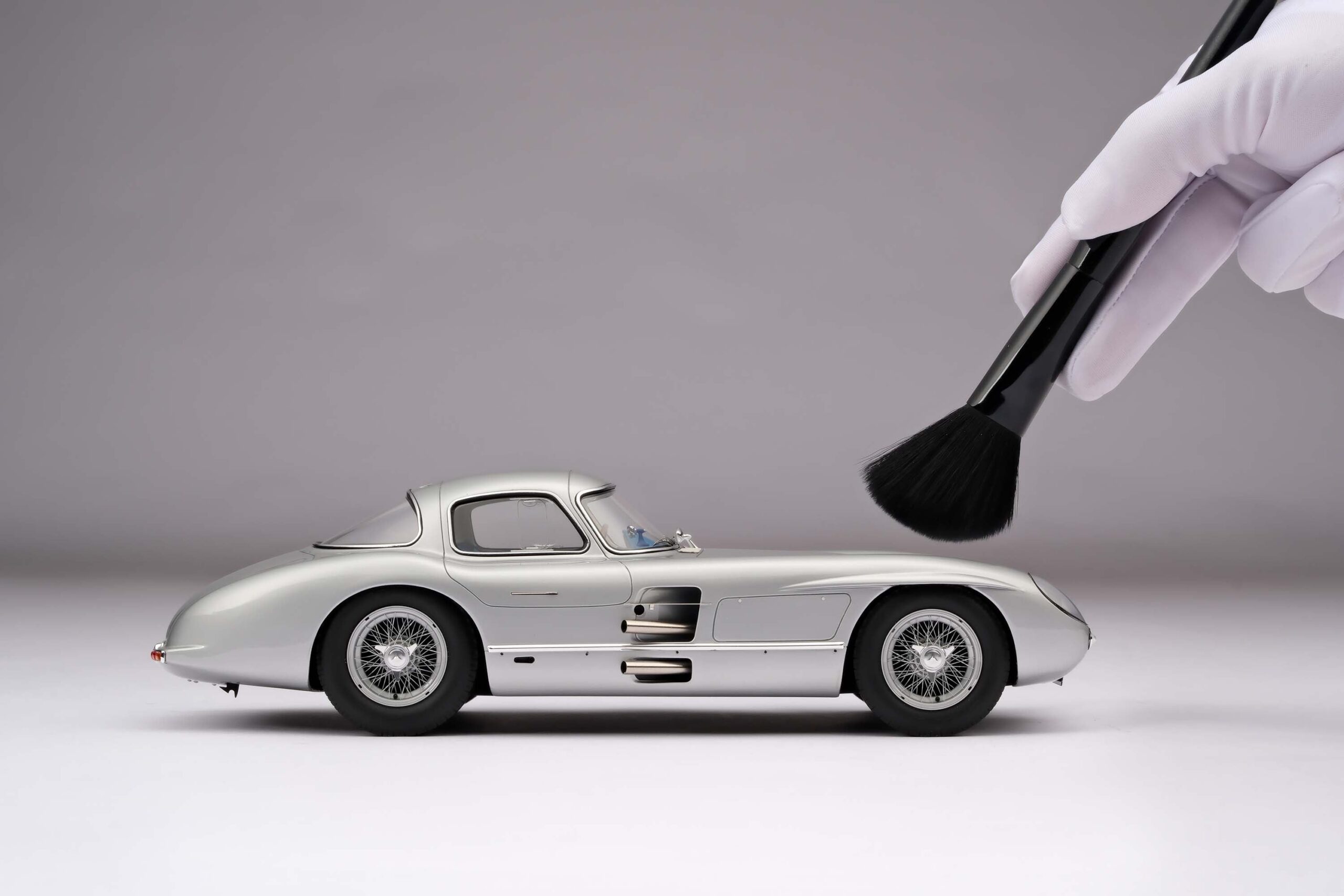 Amalgam Mercedes-Benz 300 SLR Uhlenhaut Coupé Chassis 00007/55 'The Blue' 1956 Test Drive - Silbergrau Metallic | 1:18 - Imagen 4