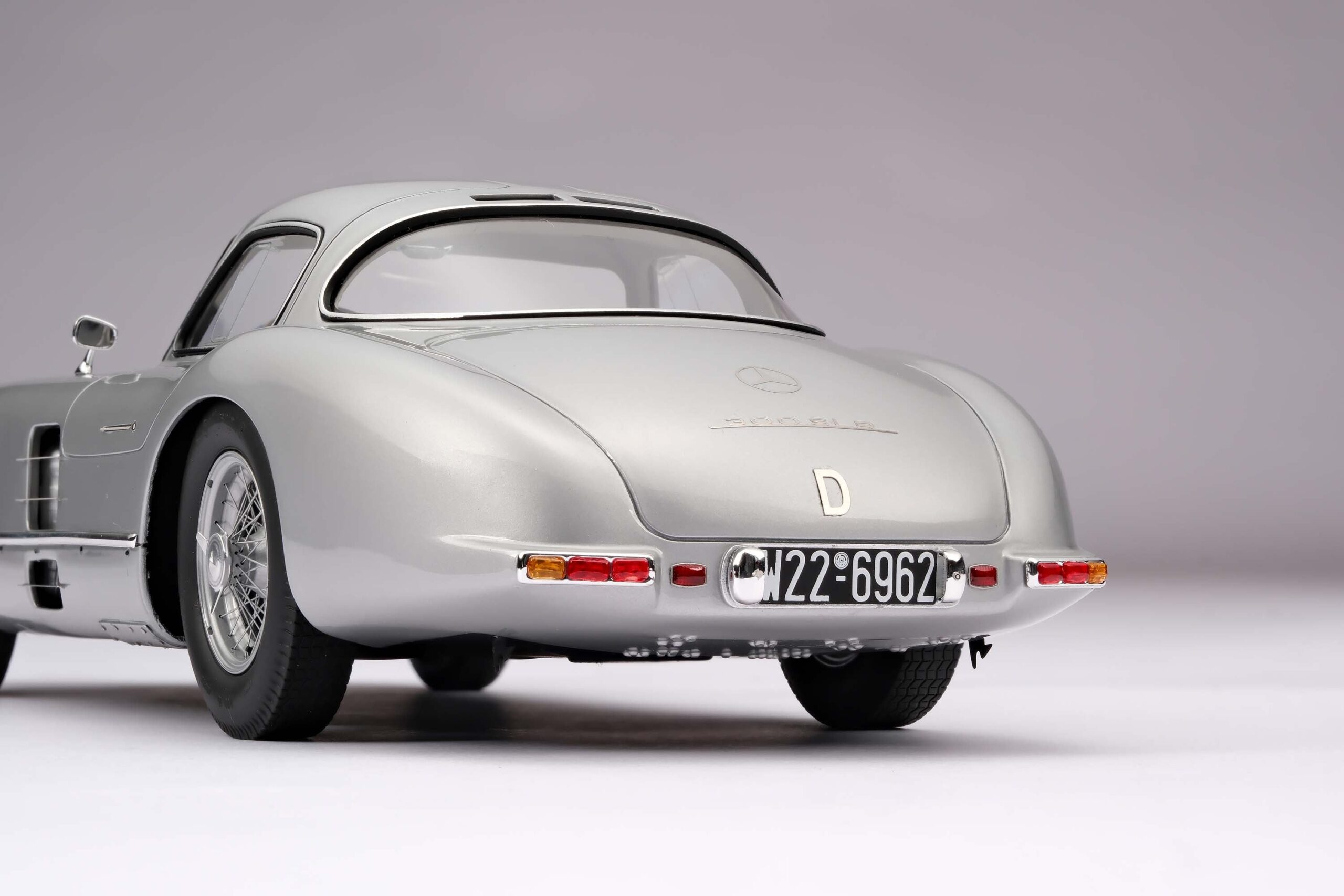 Amalgam Mercedes-Benz 300 SLR Uhlenhaut Coupé Chassis 00007/55 'The Blue' 1956 Test Drive - Silbergrau Metallic | 1:18 - Imagen 18