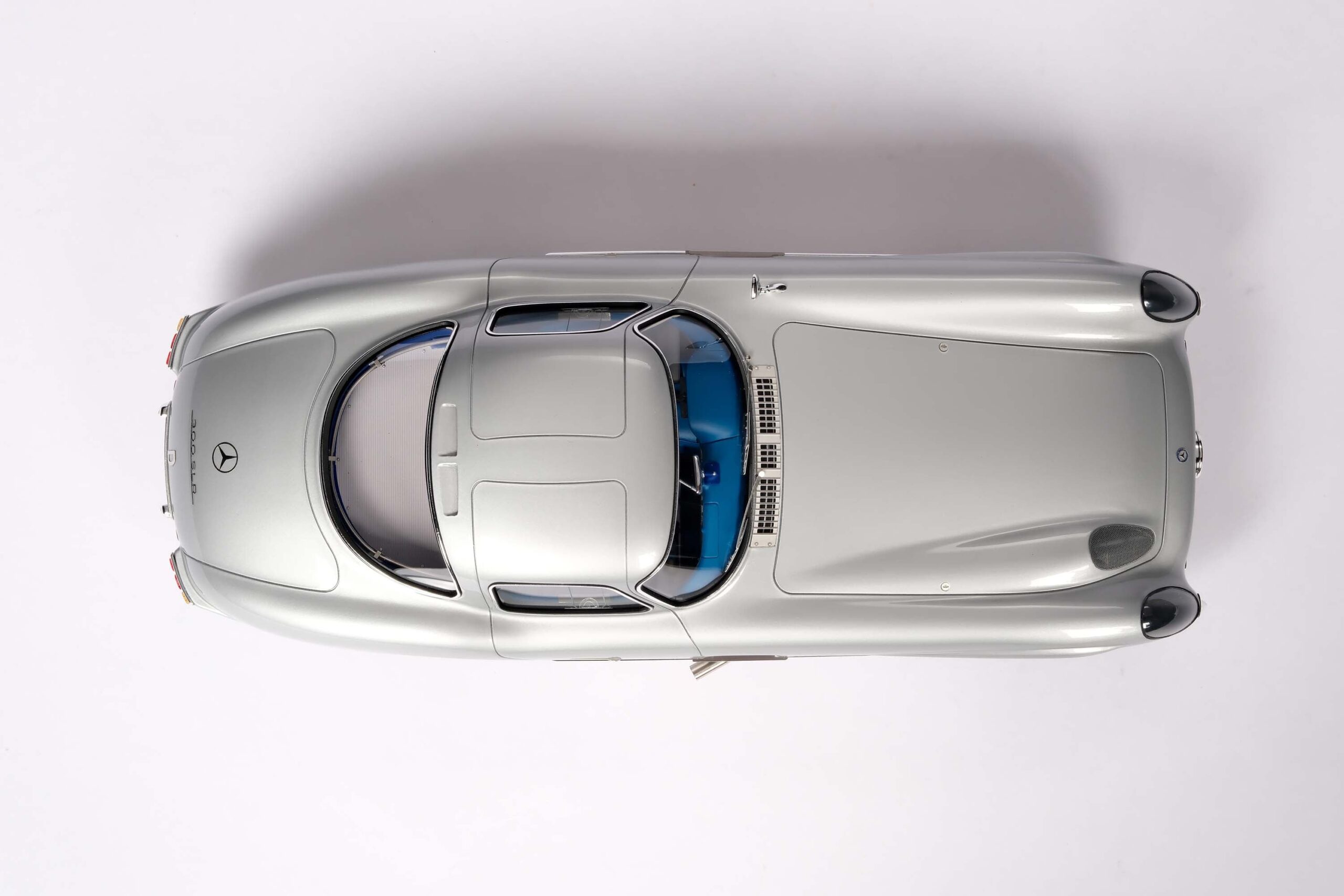 Amalgam Mercedes-Benz 300 SLR Uhlenhaut Coupé Chassis 00007/55 'The Blue' 1956 Test Drive - Silbergrau Metallic | 1:18 - Imagen 19