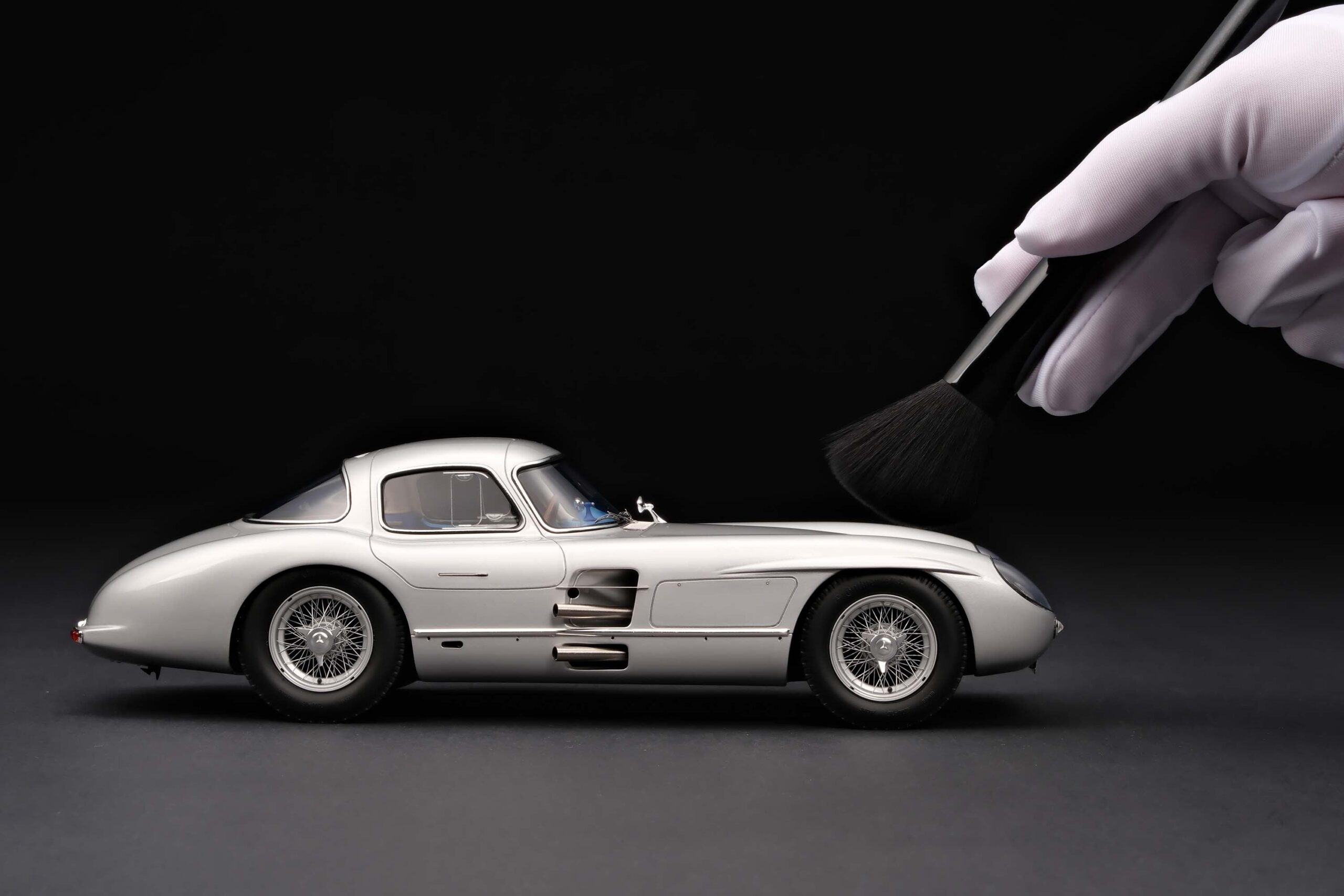 Amalgam Mercedes-Benz 300 SLR Uhlenhaut Coupé Chassis 00007/55 'The Blue' 1956 Test Drive - Silbergrau Metallic | 1:18 - Imagen 3