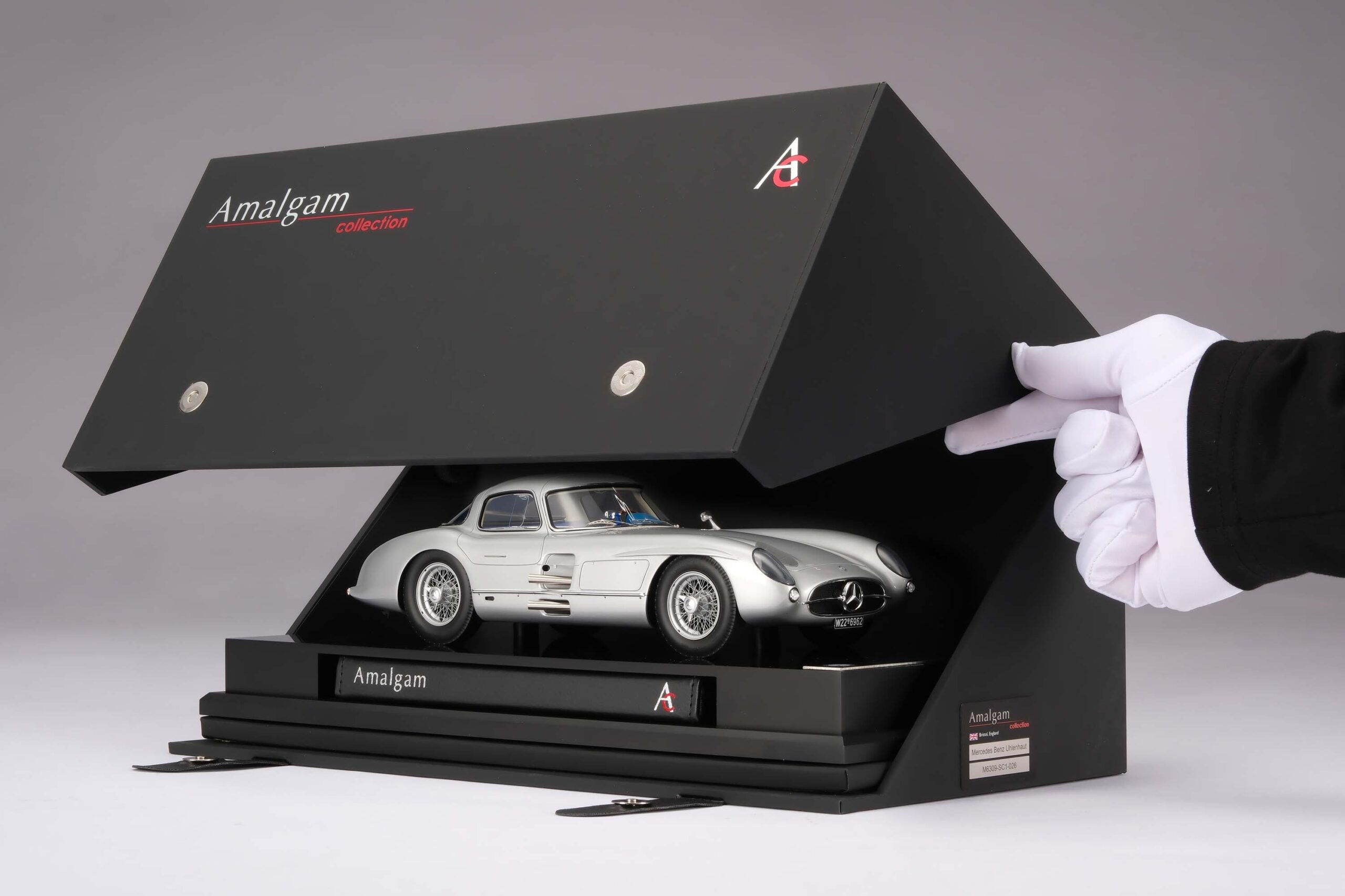 Amalgam Mercedes-Benz 300 SLR Uhlenhaut Coupé Chassis 00007/55 'The Blue' 1956 Test Drive - Silbergrau Metallic | 1:18 - Imagen 14