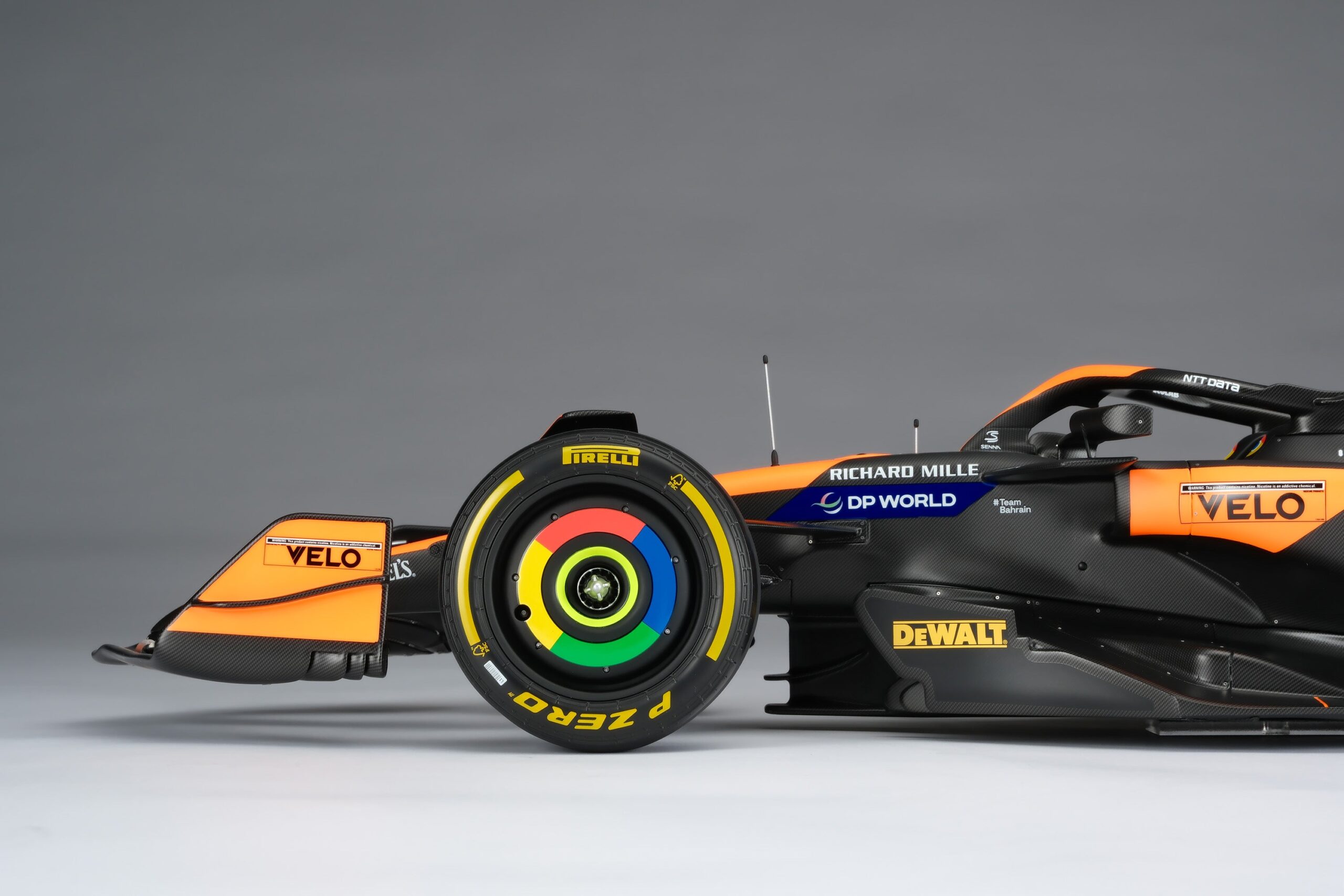 Amalgam McLaren MCL38 2024 Miami Grand Prix - Orange | 1:8 - Imagen 19