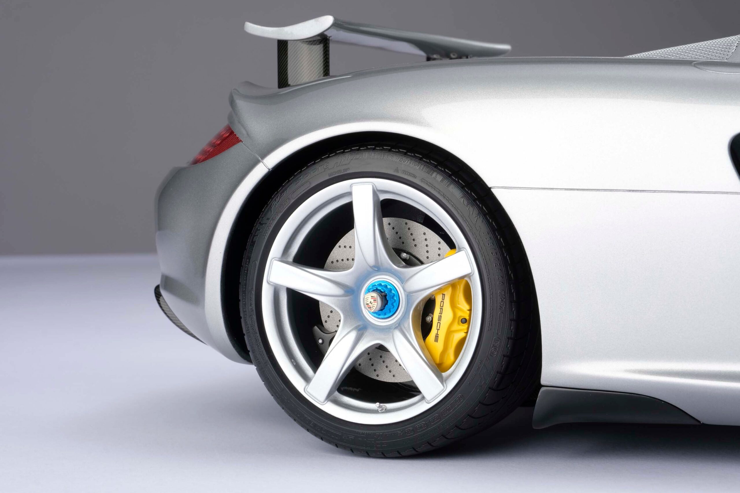 Amalgam Porsche Carrera GT (2003) - Silber | 1:8 - 画像17