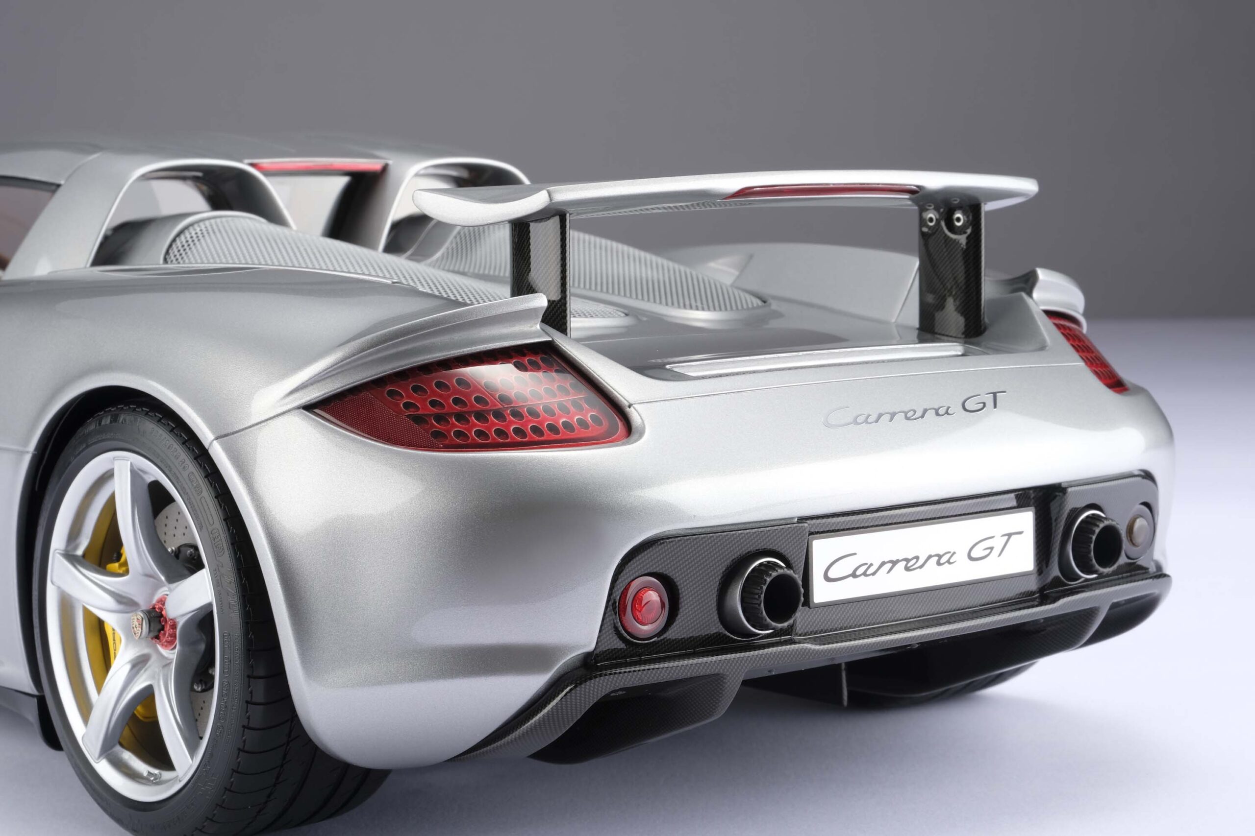 Amalgam Porsche Carrera GT (2003) - Silber | 1:8 - 画像19
