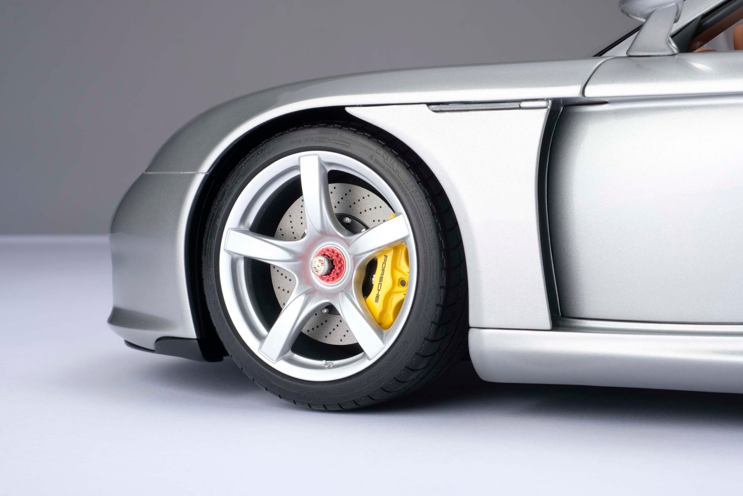 Amalgam Porsche Carrera GT (2003) - Silber | 1:8 - 画像23
