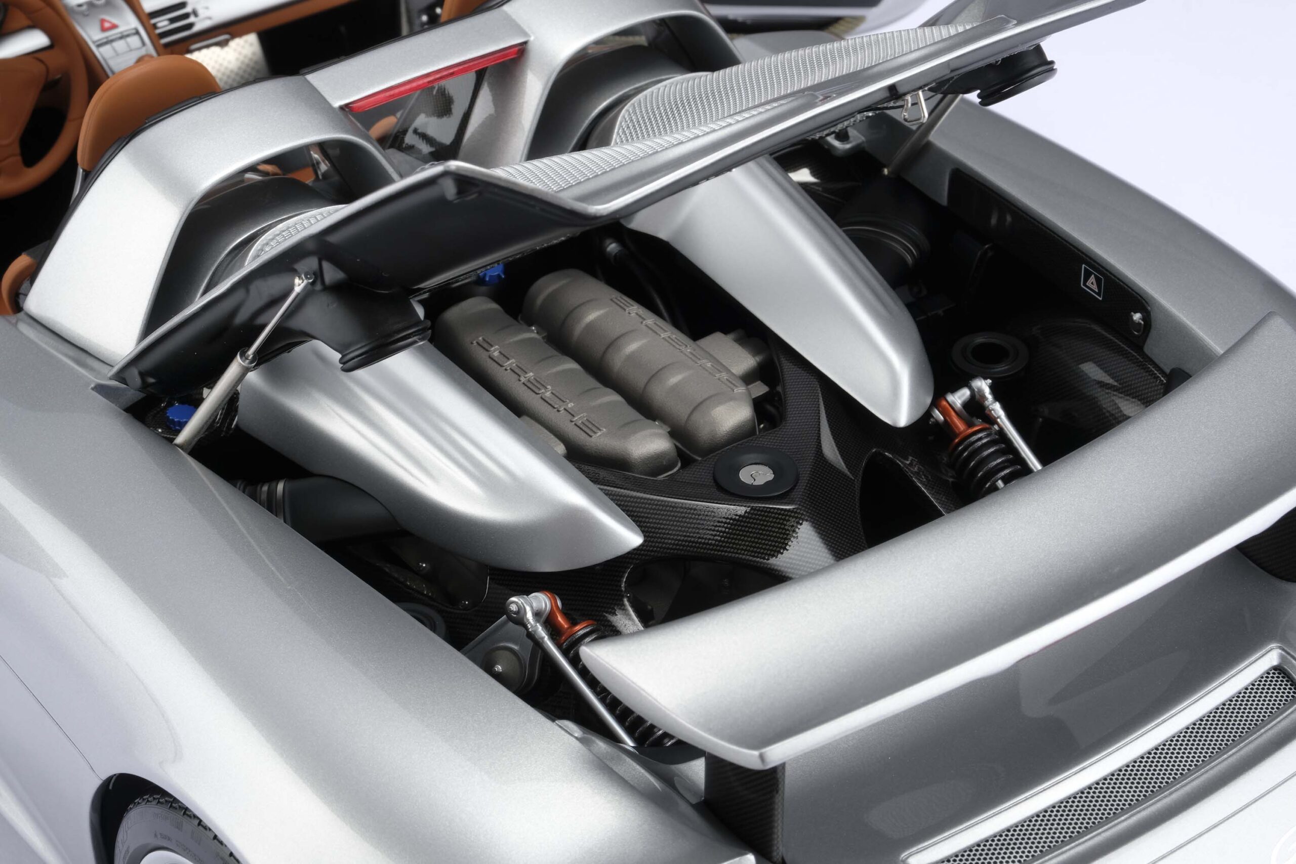 Amalgam Porsche Carrera GT (2003) - Silber | 1:8 - 画像24