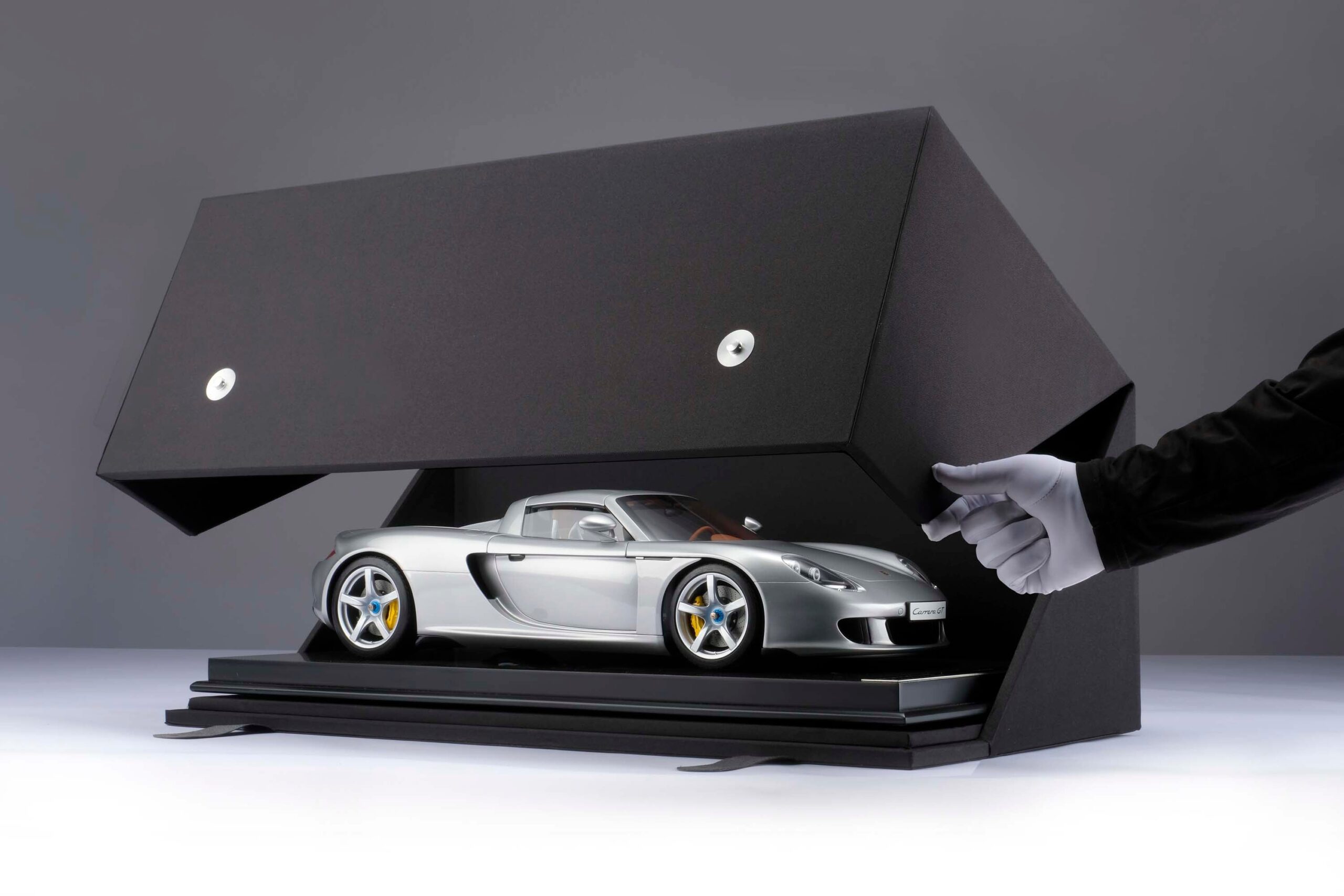 Amalgam Porsche Carrera GT (2003) - Silber | 1:8 - 画像12