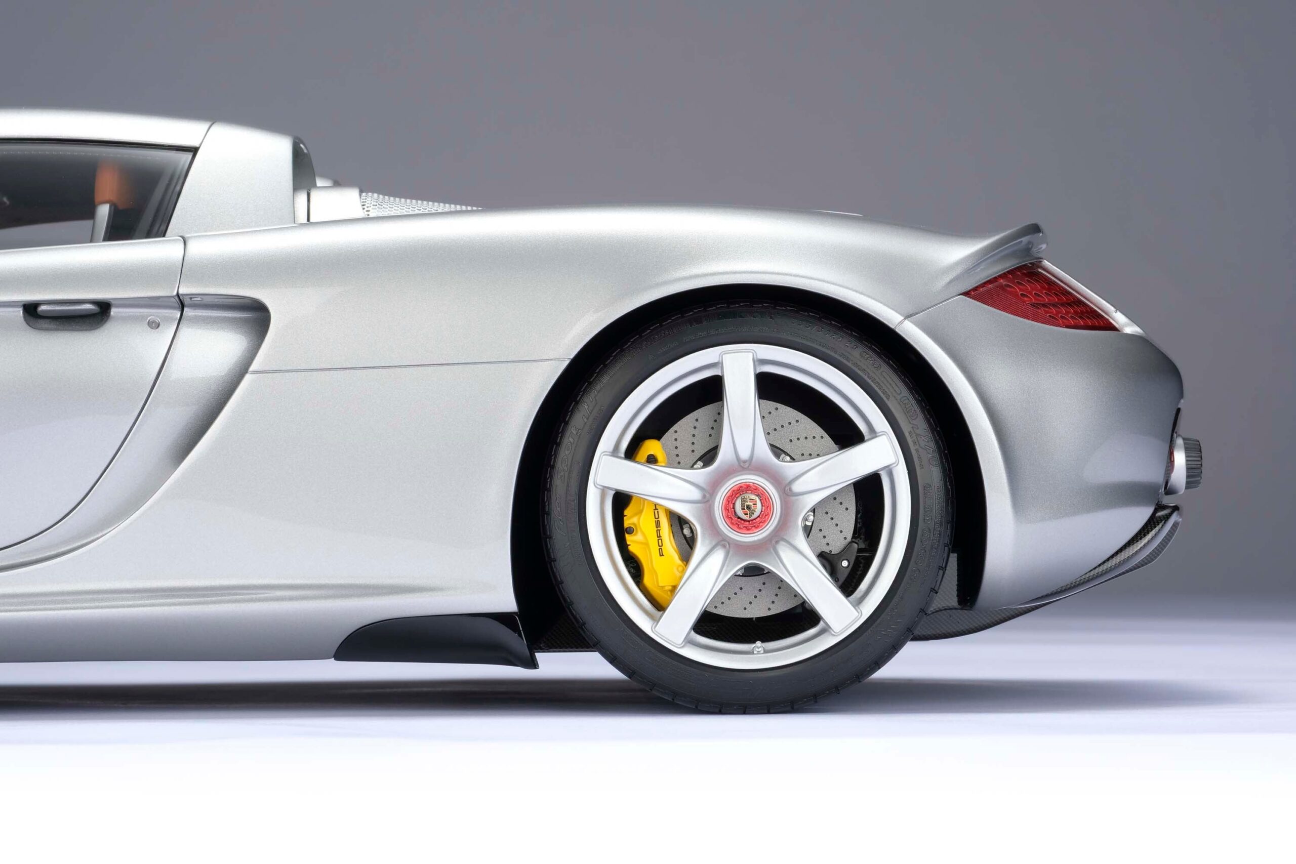Amalgam Porsche Carrera GT (2003) - Silber | 1:8 - 画像34