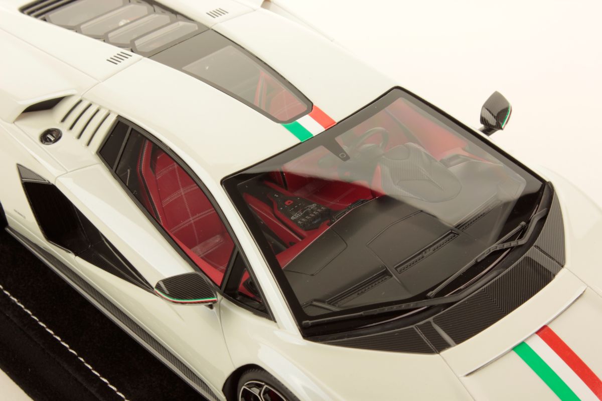 MR Collection Lamborghini Countach LPI 800-4 - Italian Livery | 1:18 - Image 6
