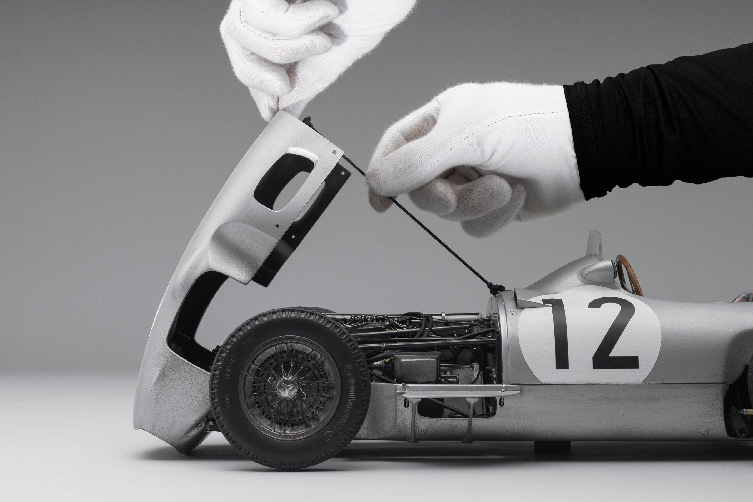 Amalgam Mercedes-Benz W196 Monoposto 1955 British Grand Prix Winner Moss Race Weathered - Silber | 1:8 - Imagen 4