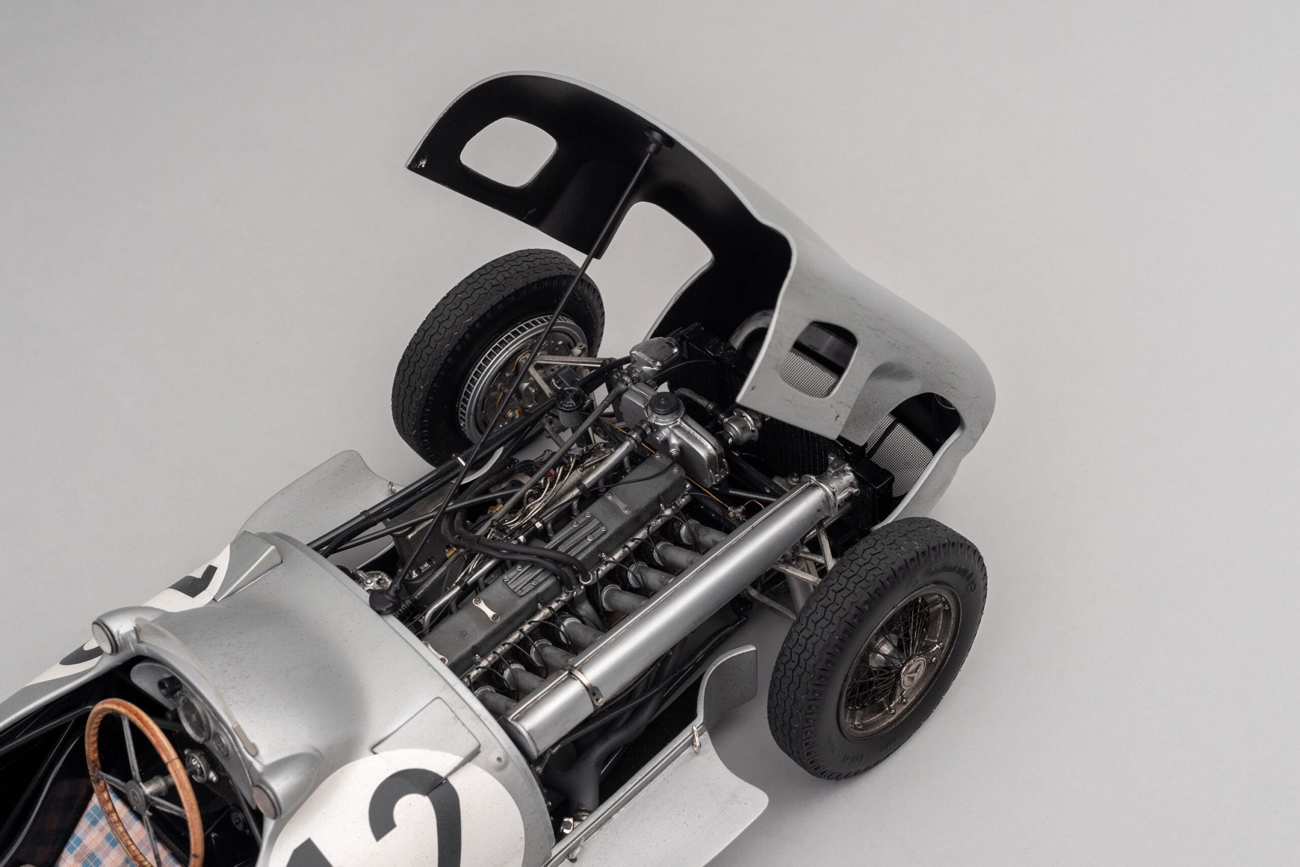 Amalgam Mercedes-Benz W196 Monoposto 1955 British Grand Prix Winner Moss Race Weathered - Silber | 1:8 - Imagen 6