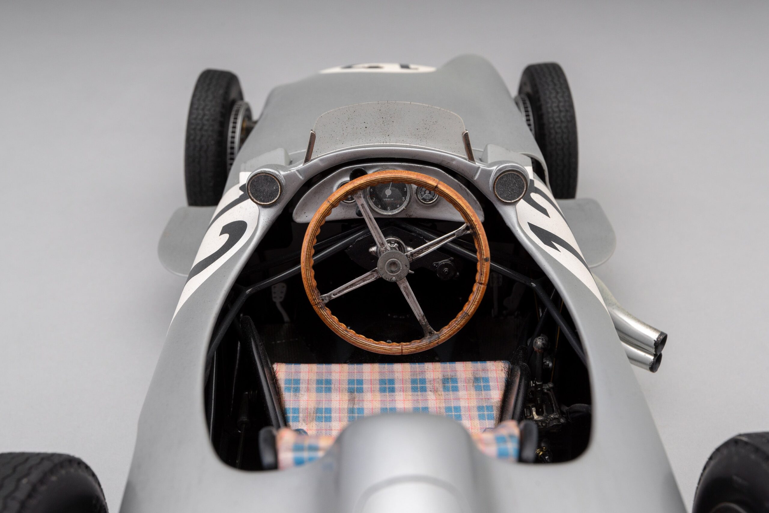 Amalgam Mercedes-Benz W196 Monoposto 1955 British Grand Prix Winner Moss Race Weathered - Silber | 1:8 - Imagen 16