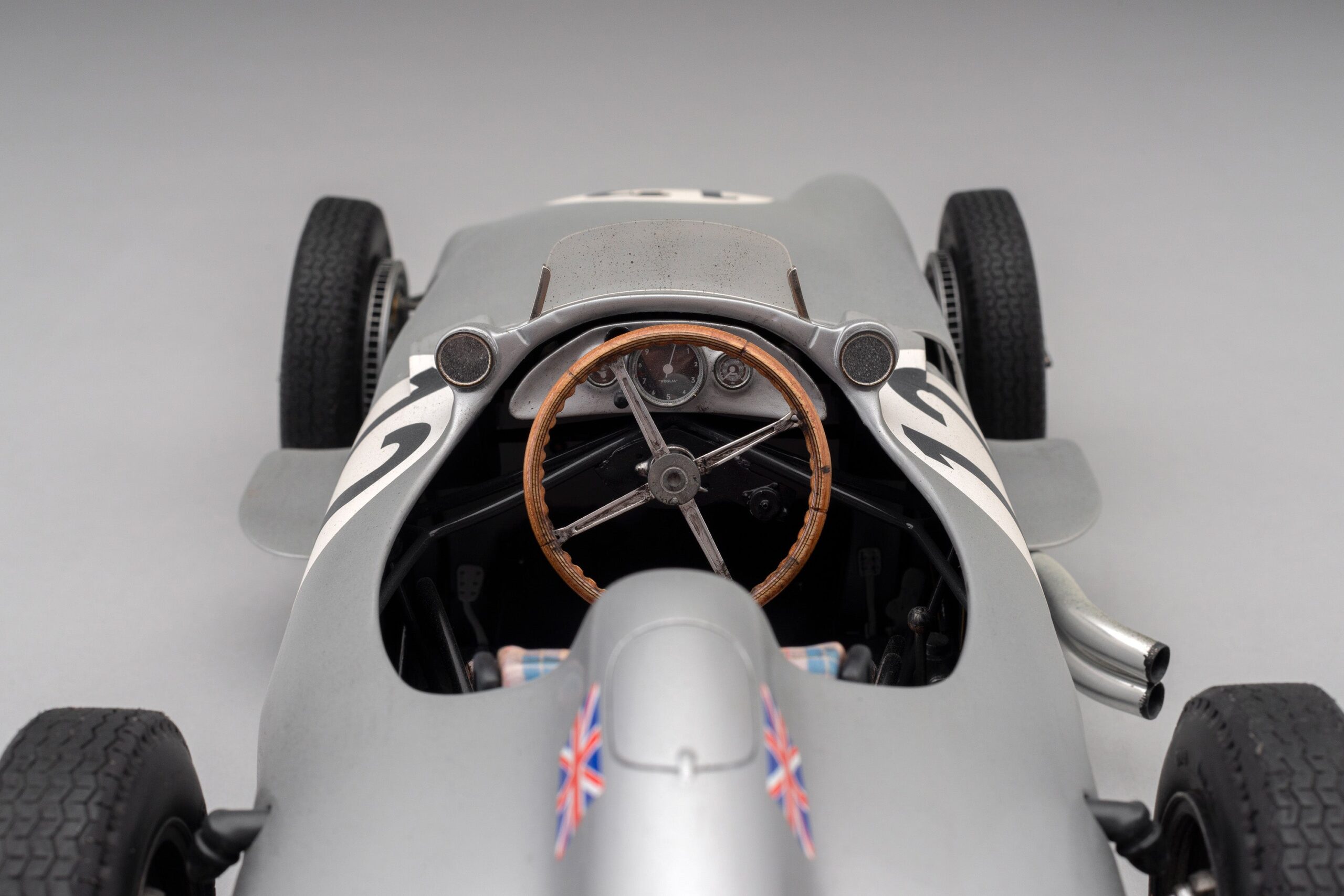 Amalgam Mercedes-Benz W196 Monoposto 1955 British Grand Prix Winner Moss Race Weathered - Silber | 1:8 - Imagen 5